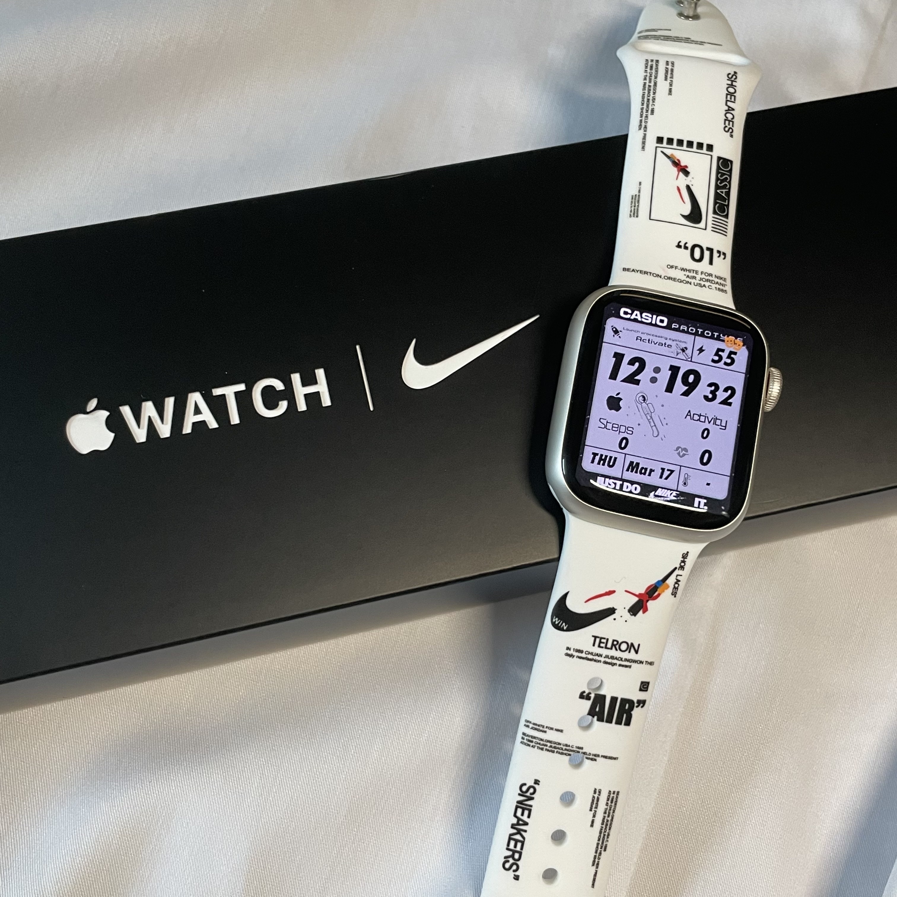 Apple Watch Nike Series 7 41mm GPS Starlight Aluminum Case with Nike Sport Band Pure Platinum Black (Korean Ver.) 착용 스타일