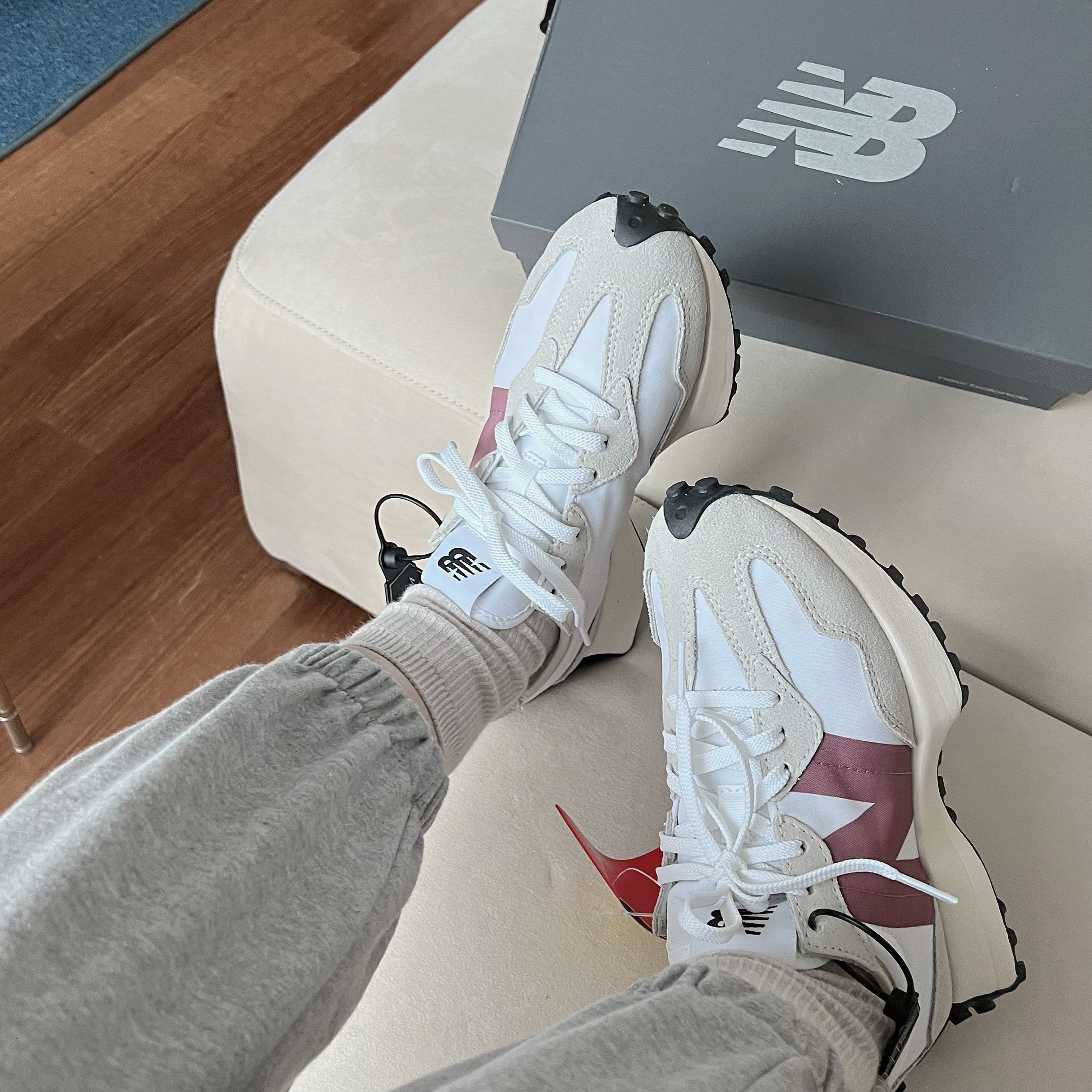(W) New Balance 327 Gray Rose 착용 스타일 - 3