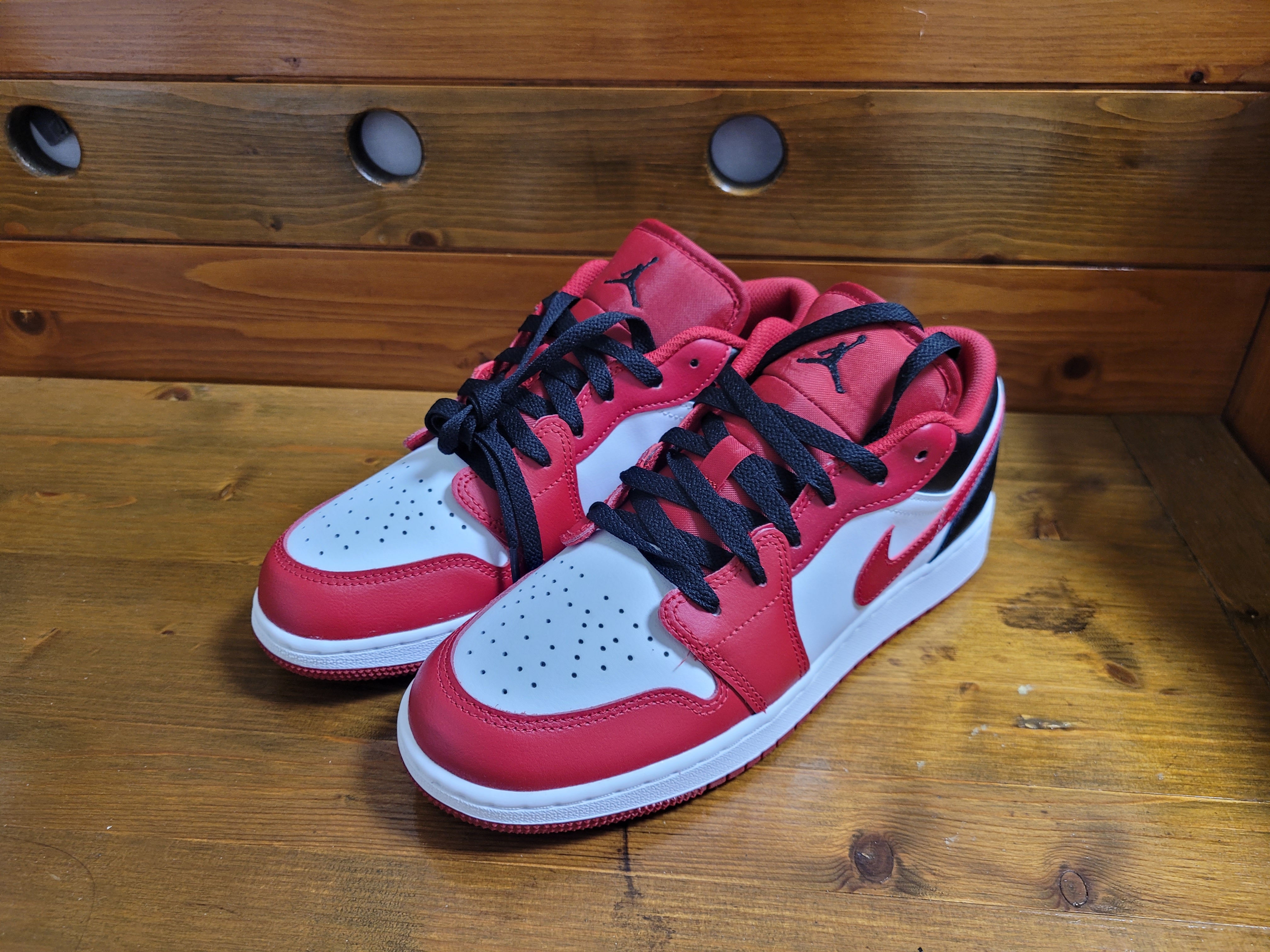 (GS) Jordan 1 Low White Gym Red Black 착용 스타일 - 1