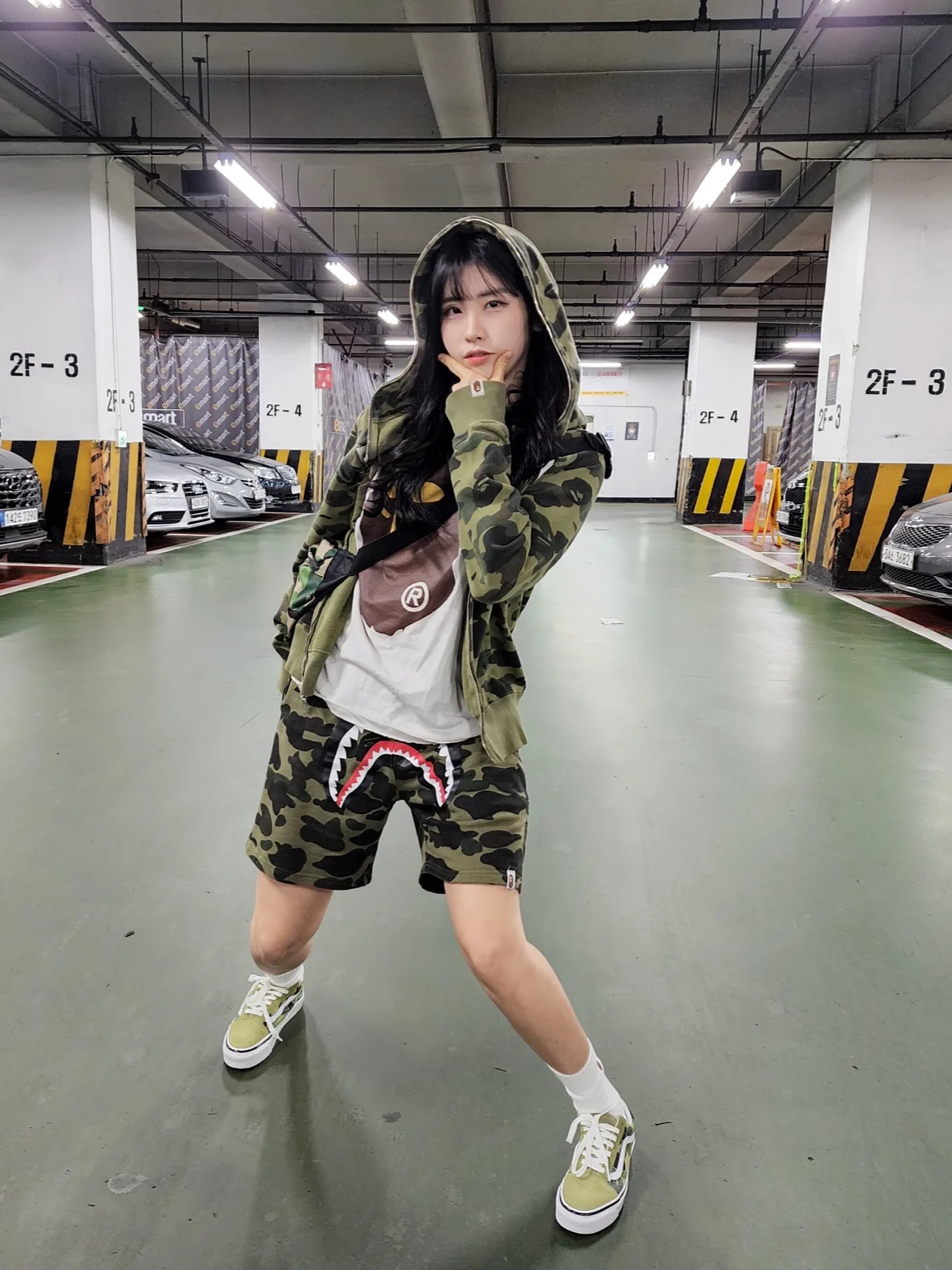 Vans x BAPE Old Skool 36 DX ABC Camo, BAPE Line 1st Camo College T-Shirt White Black 착용 스타일 - 3