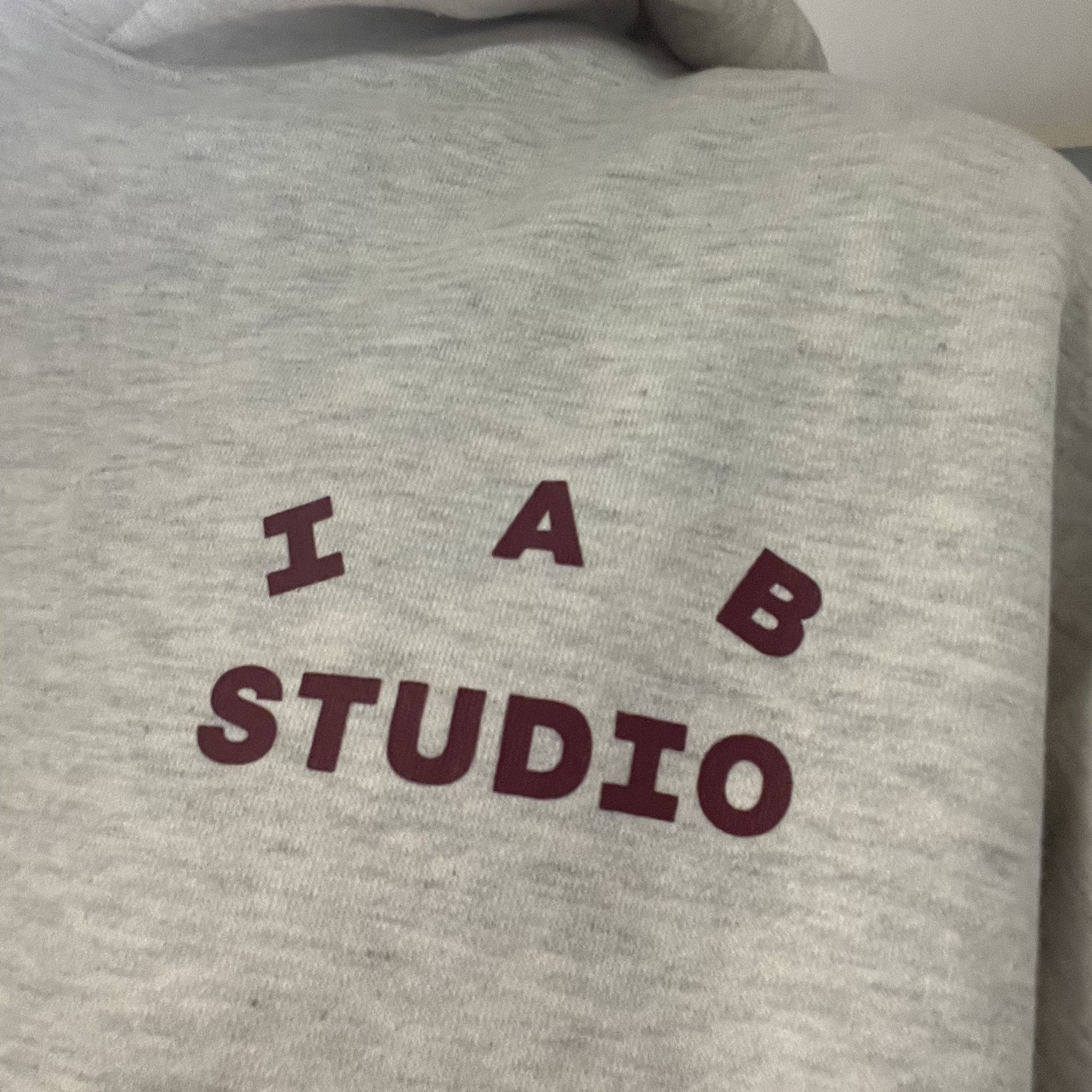 IAB Studio Hoodie Oatmeal Burgundy 착용 스타일 - 2