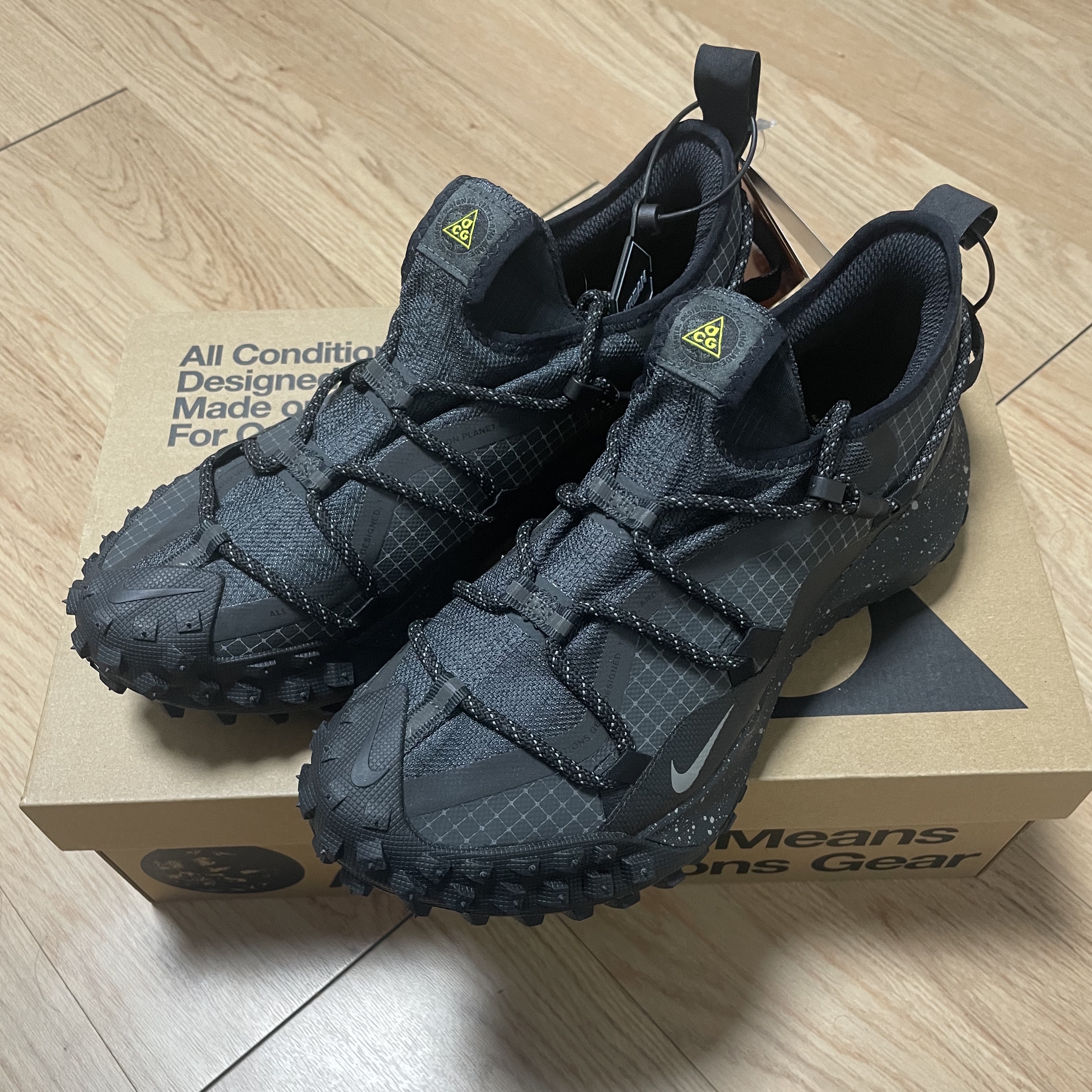 Nike ACG Mountain Fly Low Gore-Tex SE Dark Smoke Grey 착용 스타일 - 1