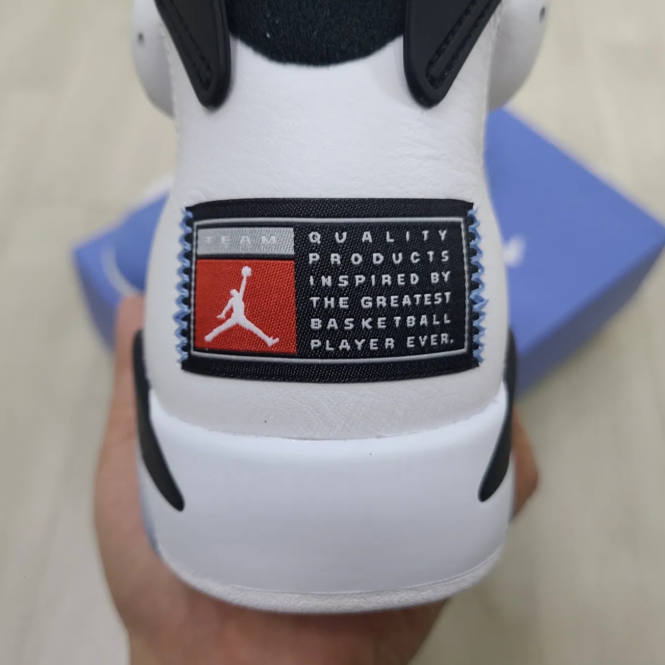 Jordan 6 Retro University Blue 착용 스타일 - 3