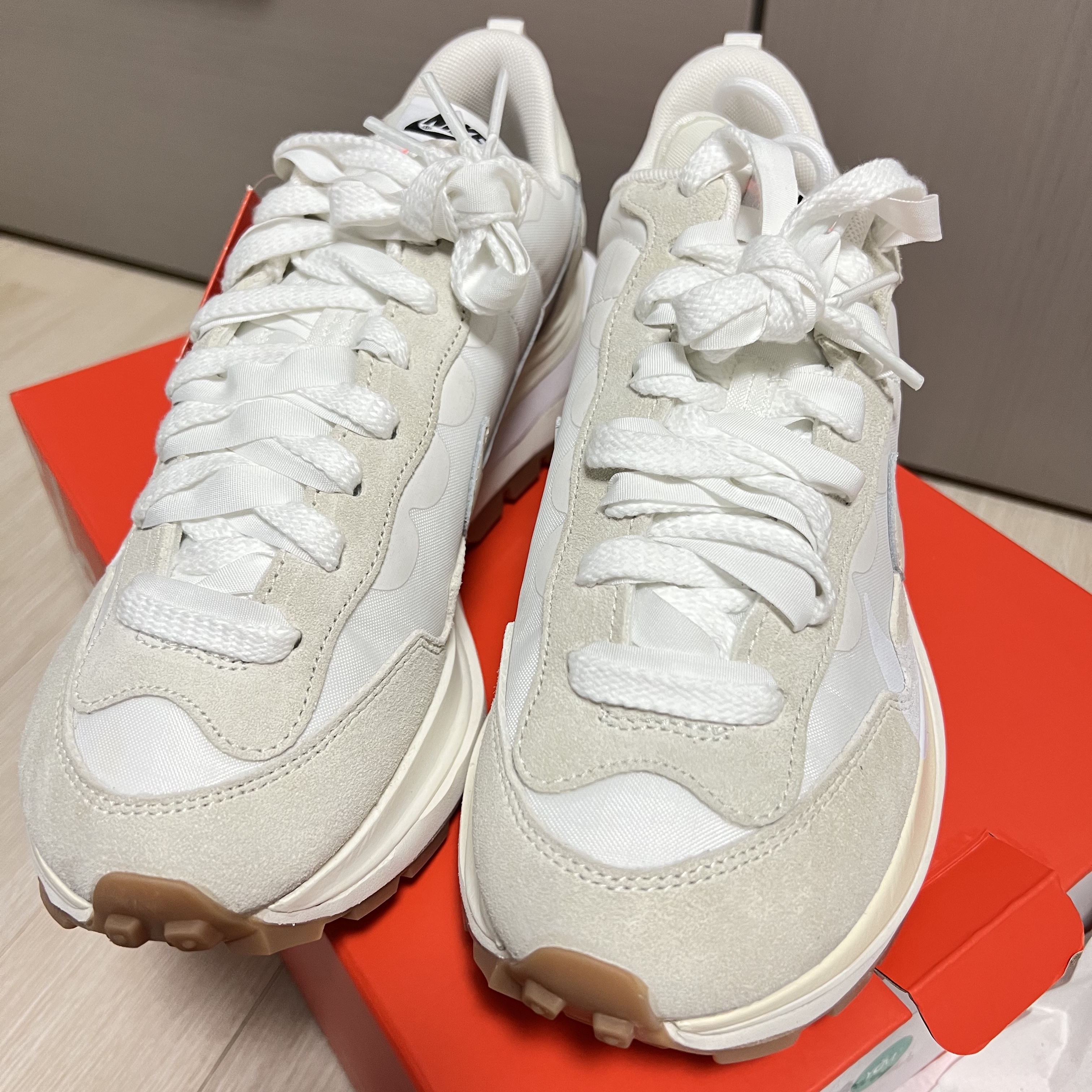 Nike x Sacai VaporWaffle White and Gum 착용 스타일 - 3