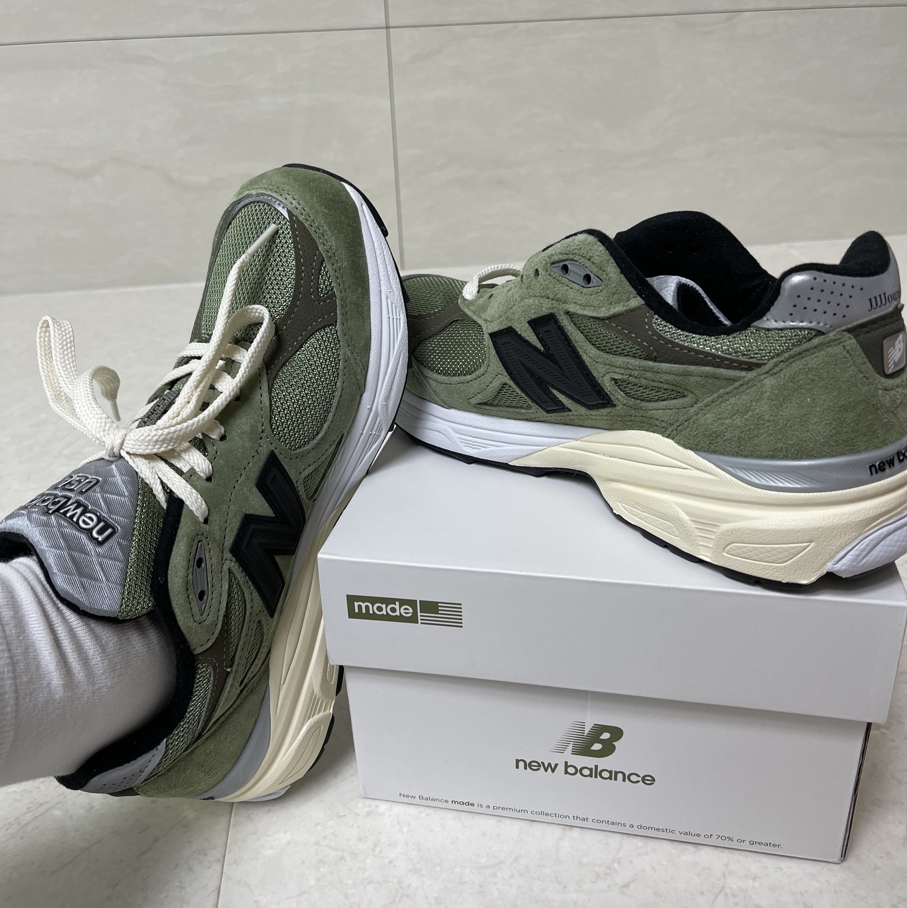 New Balance x JJJJound 990v3 Olive 착용 스타일 - 3