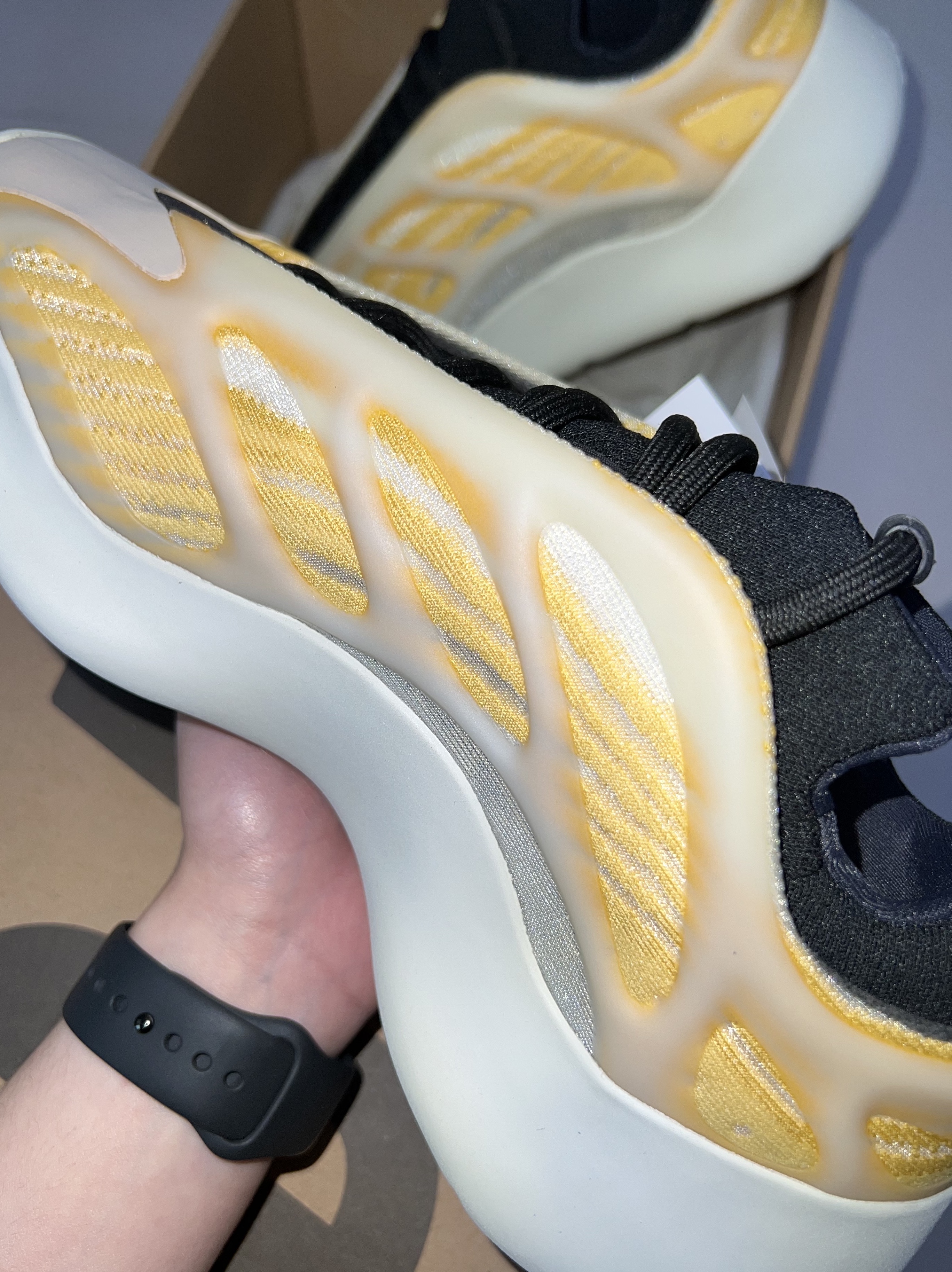 Adidas Yeezy 700 V3 Mono Safflower, Adidas Yeezy 700 V3 Azael 2019 착용 스타일 - 1