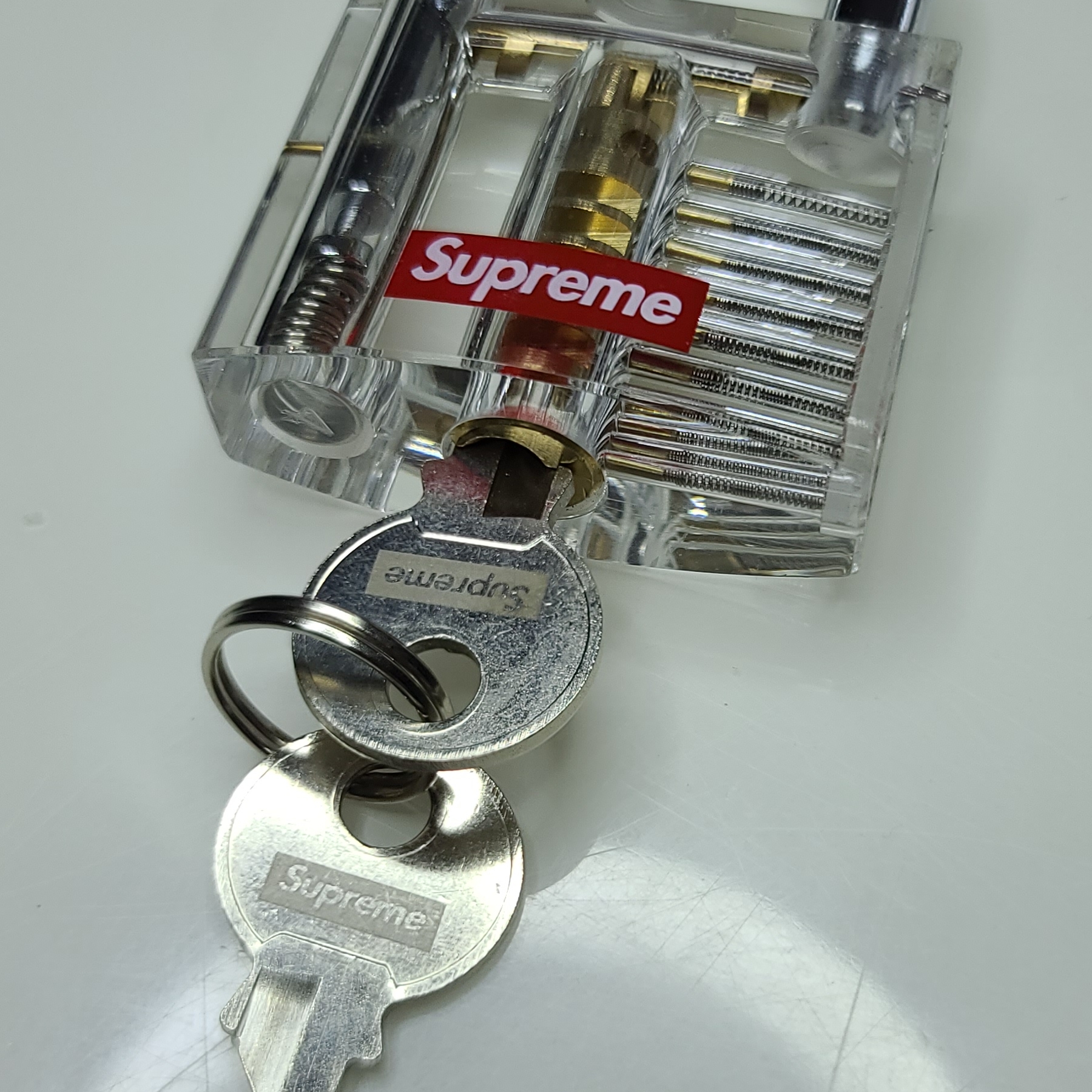 Supreme Transparent Lock - 20SS 착용 스타일 - 5