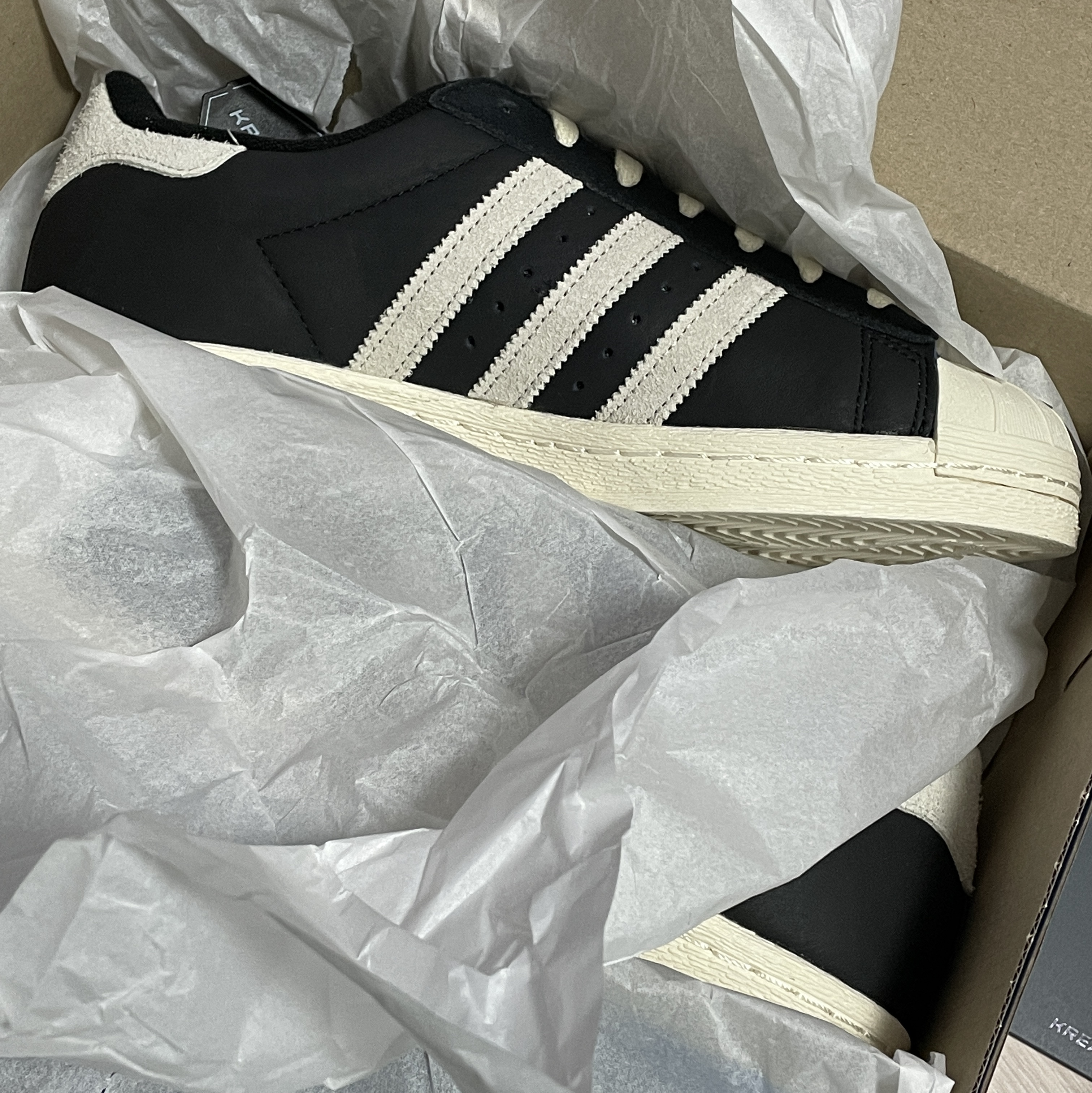 Adidas Superstar 82 Black White 착용 스타일