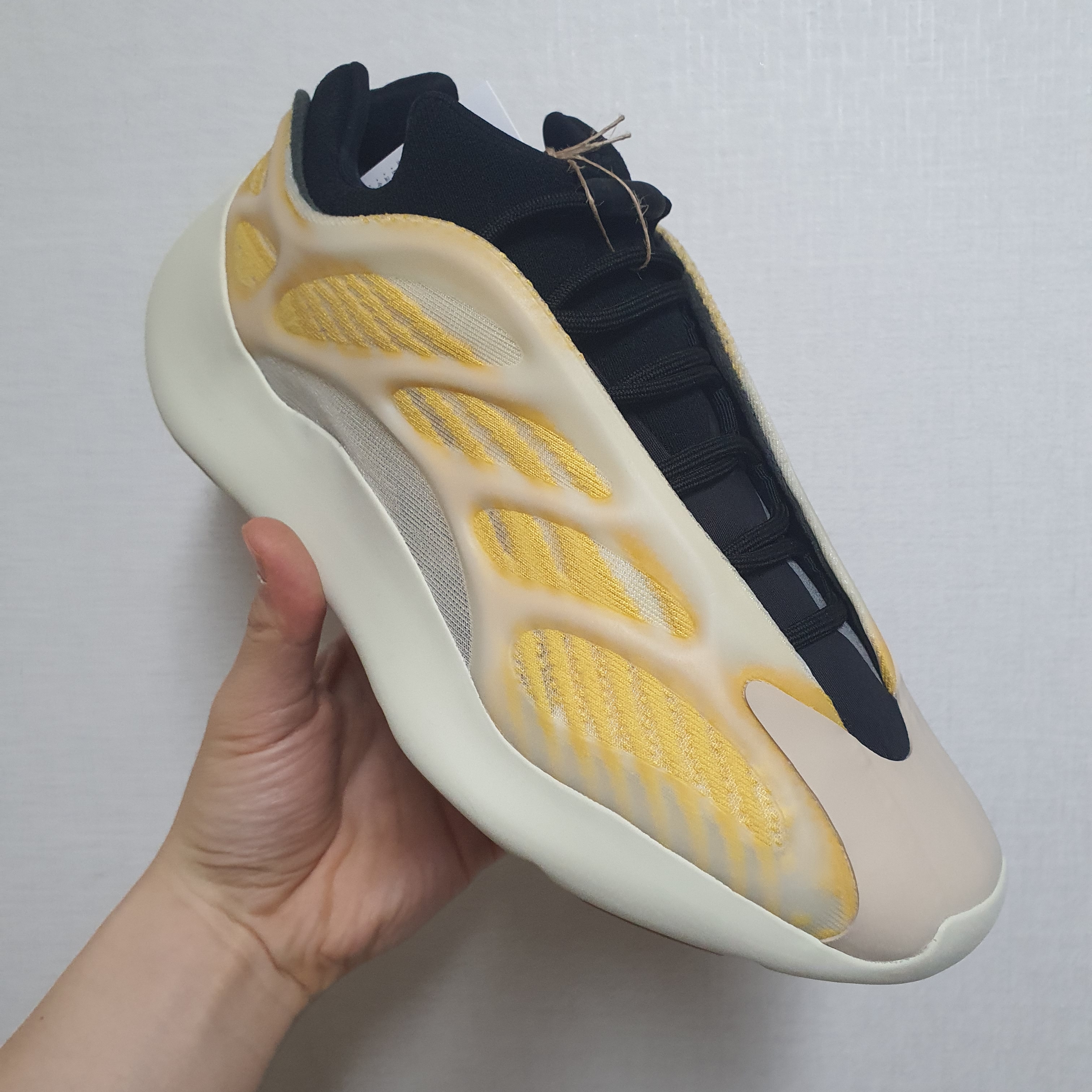 Adidas Yeezy 700 V3 Mono Safflower 착용 스타일
