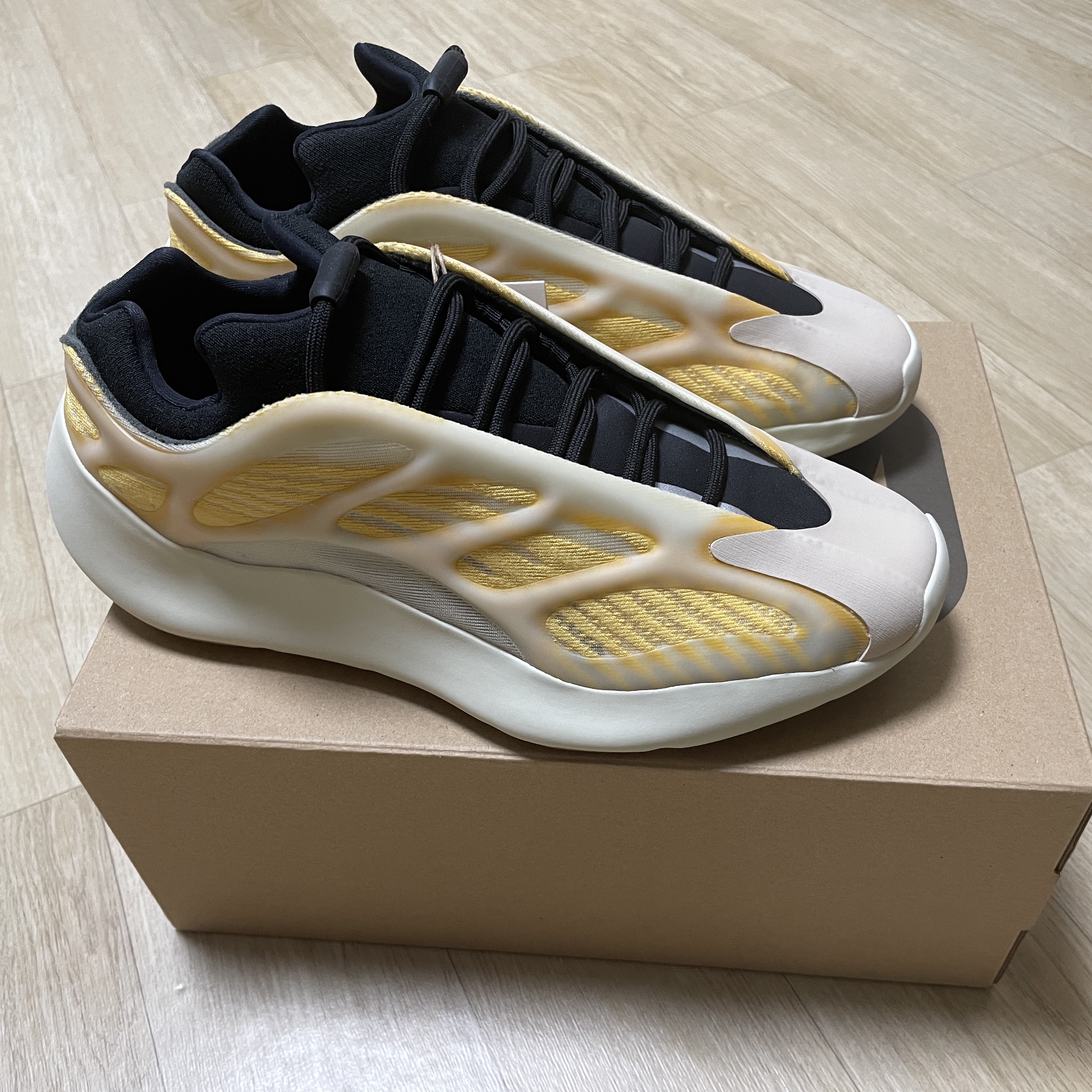 Adidas Yeezy 700 V3 Mono Safflower 착용 스타일