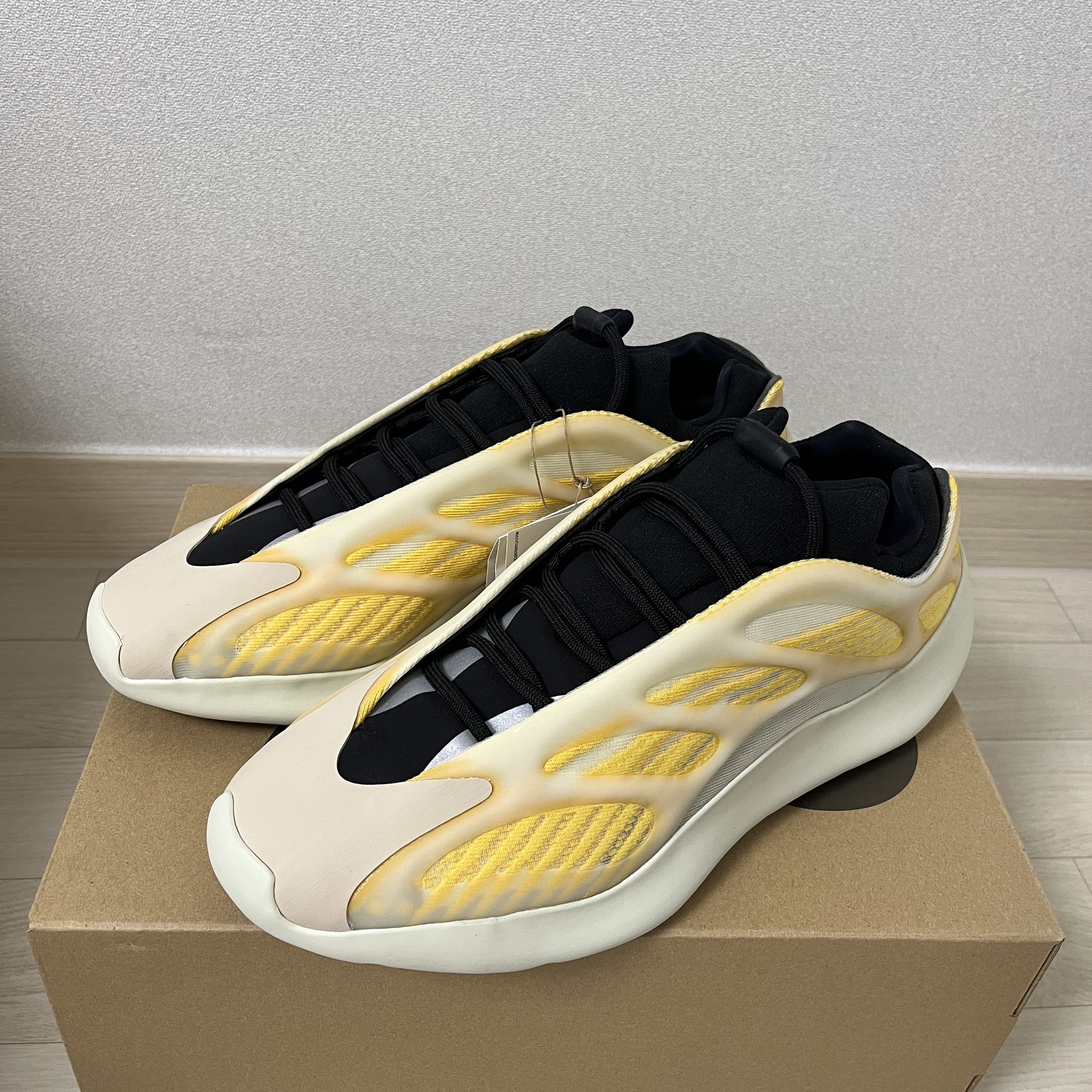 Adidas Yeezy 700 V3 Mono Safflower 착용 스타일 - 2
