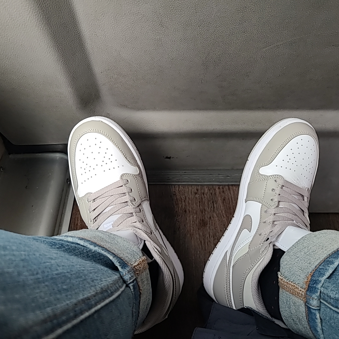 Jordan 1 Mid College Grey 착용 스타일