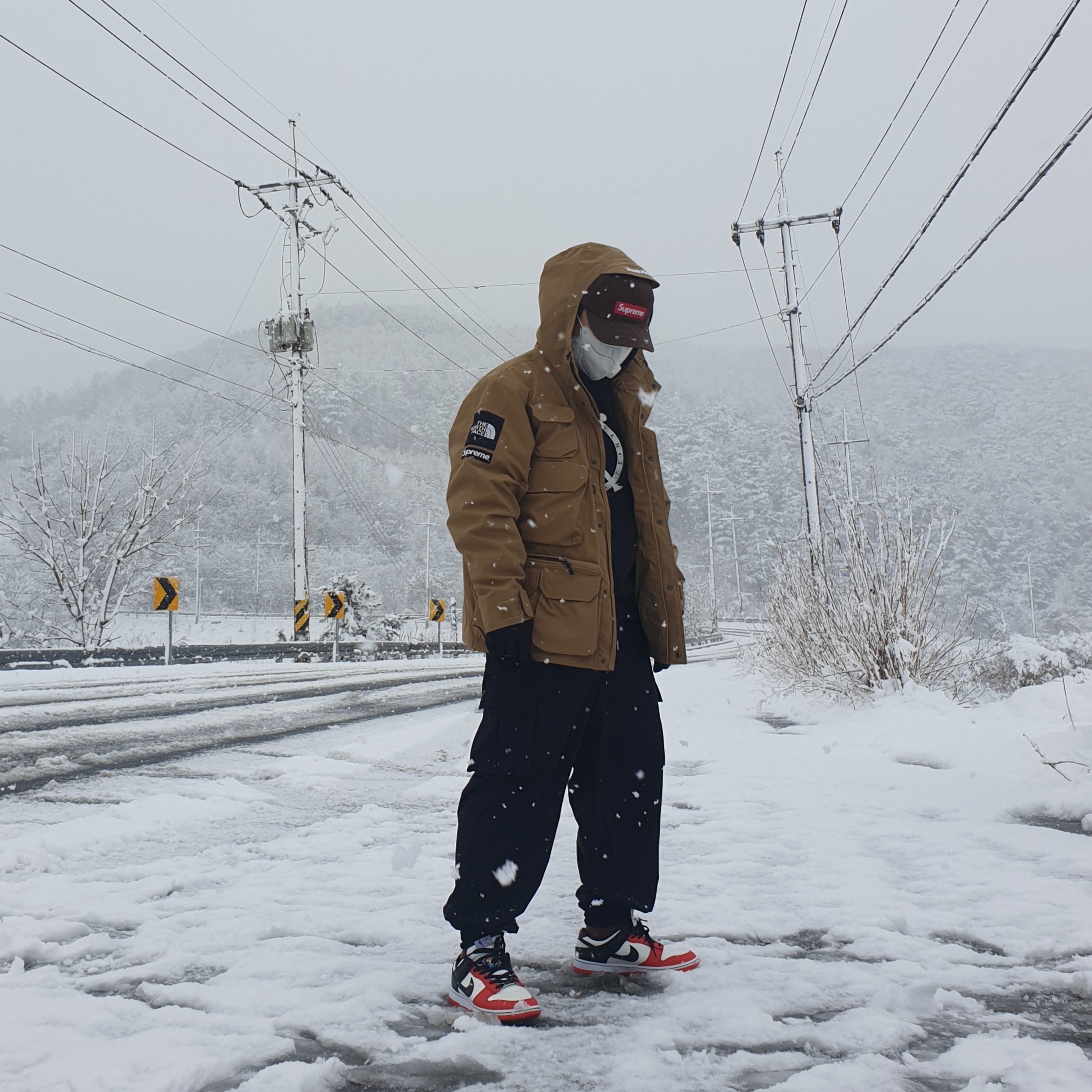 Supreme x The North Face Cargo Jacket Gold - 20SS, Supreme Washed Chino Twill Camp Cap Brown - 21FW 착용 스타일 - 2