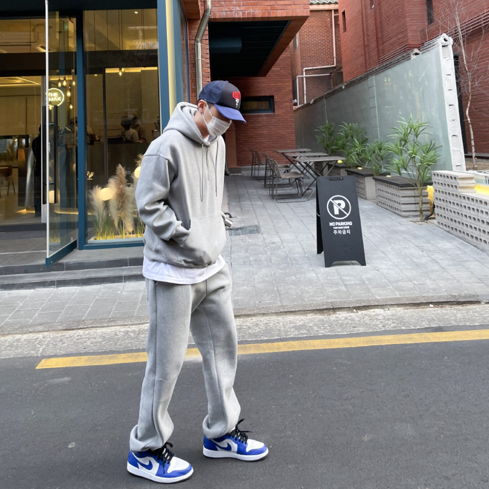 Jordan 1 Low Hyper Royal 착용 스타일 - 5