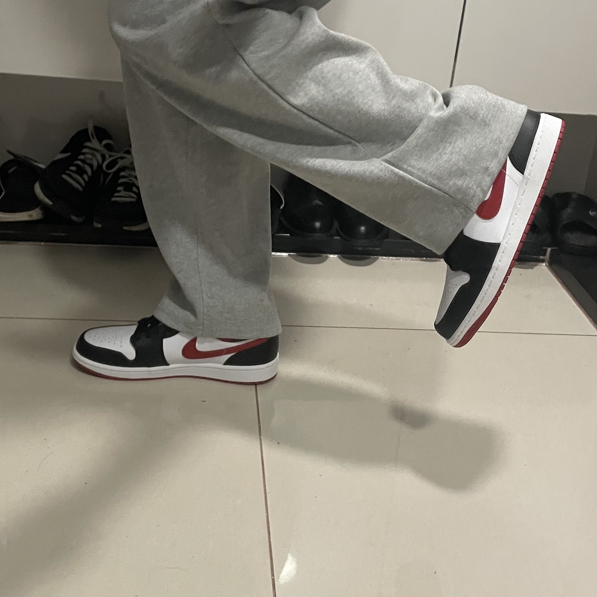 Jordan 1 Mid Gym Red Black White 착용 스타일