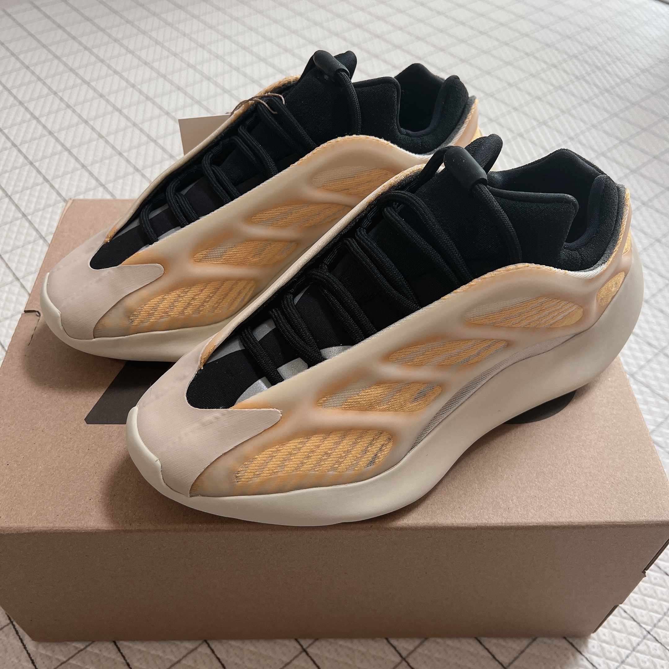 Adidas Yeezy 700 V3 Mono Safflower 착용 스타일