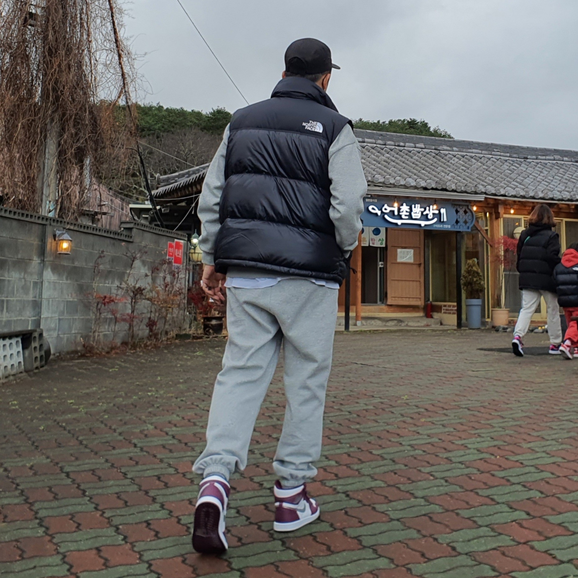 Jordan 1 Retro High OG Bordeaux, The North Face Nuptse On Ball Vest Black 착용 스타일 - 1