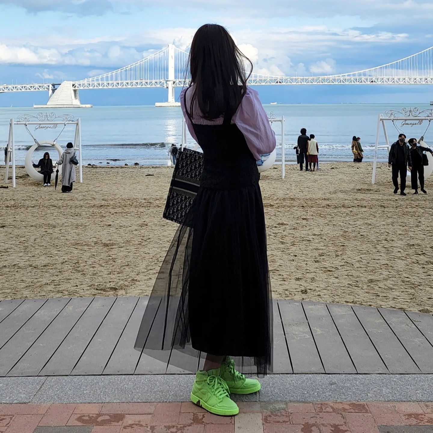 (W) Jordan 1 x Billie Eilish KO SP Lime Green, Dior Large Book Tote Blue Dior Oblique Embroidery 착용 스타일 - 3