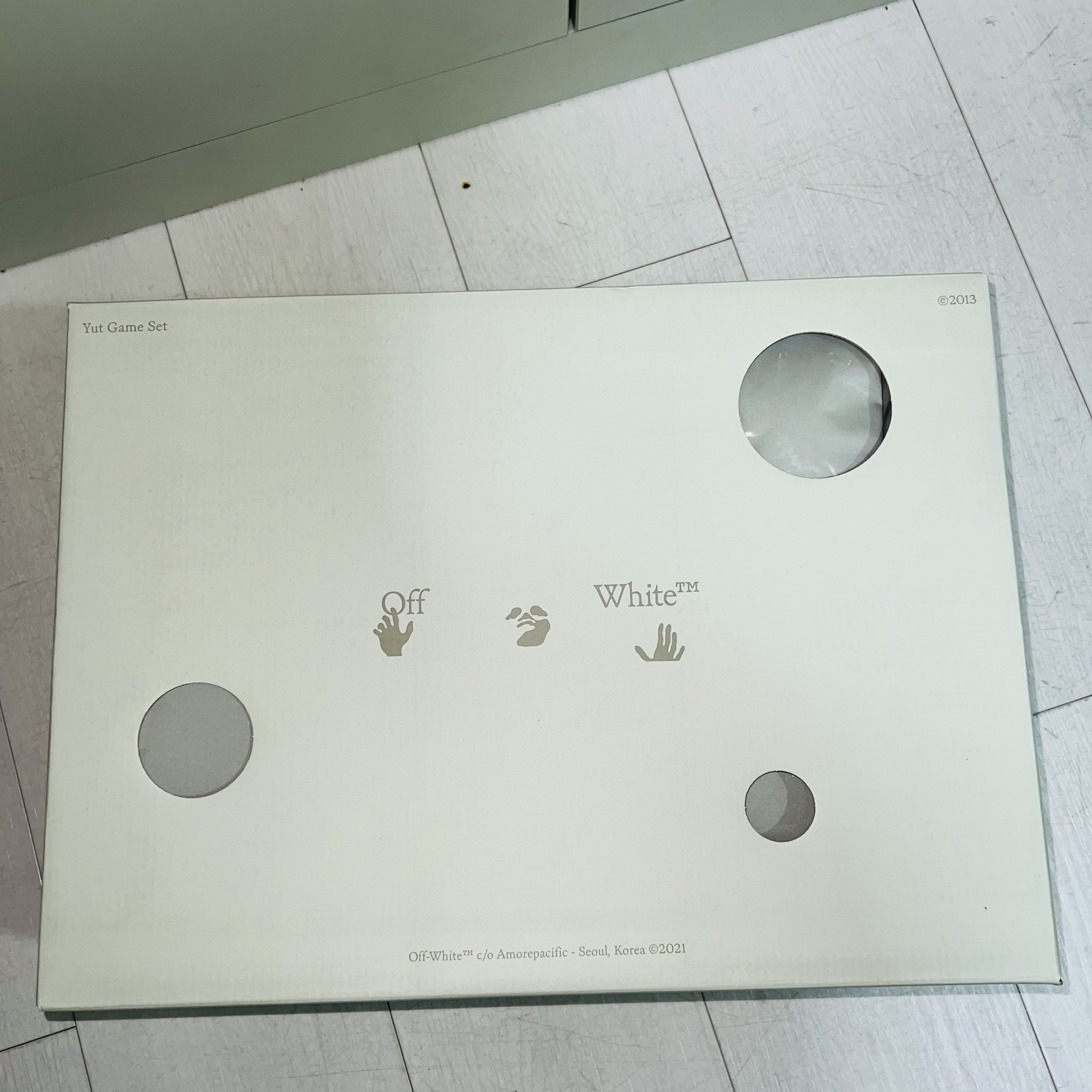 Off-White x Amore Pacific Play Kit 착용 스타일 - 2