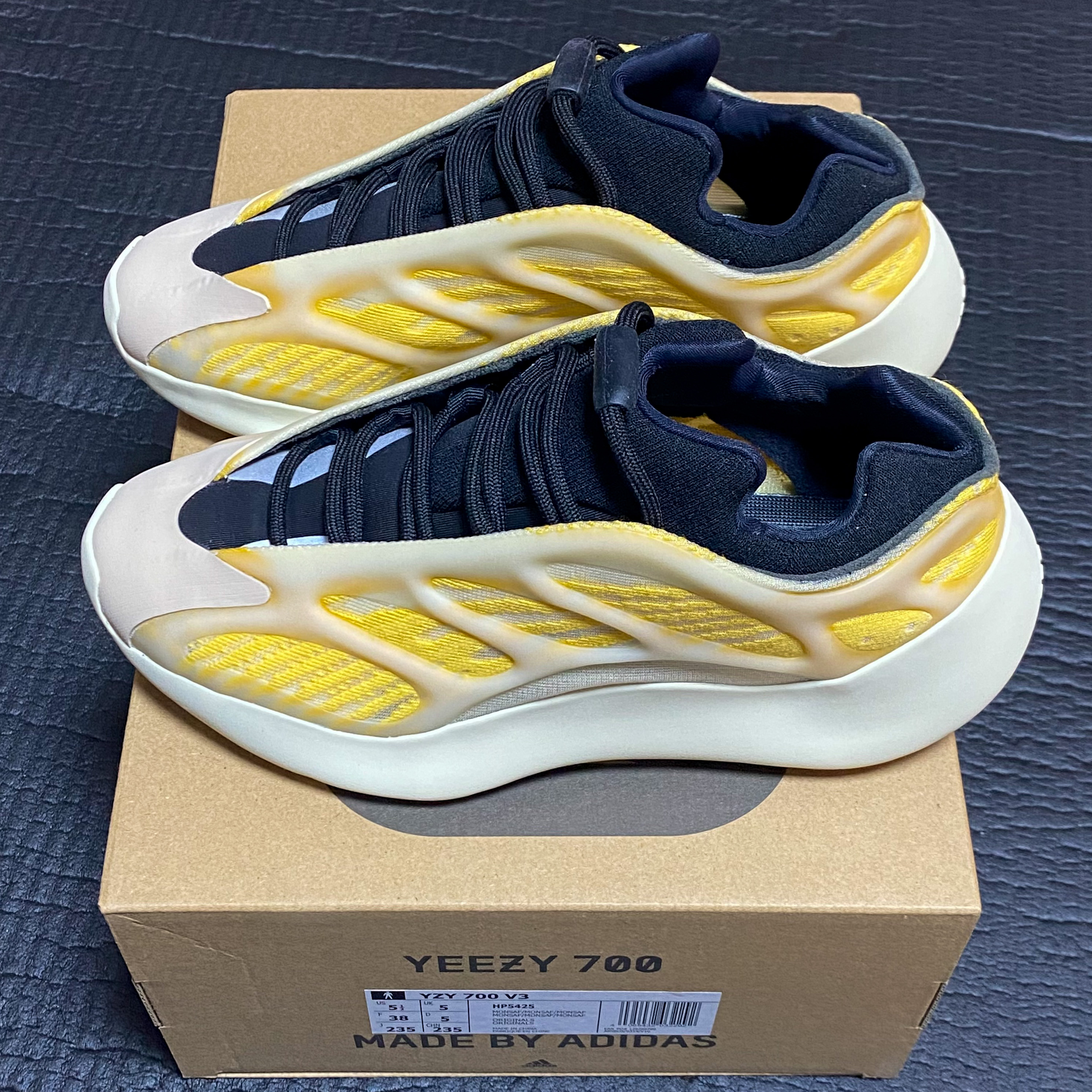 Adidas Yeezy 700 V3 Mono Safflower 착용 스타일
