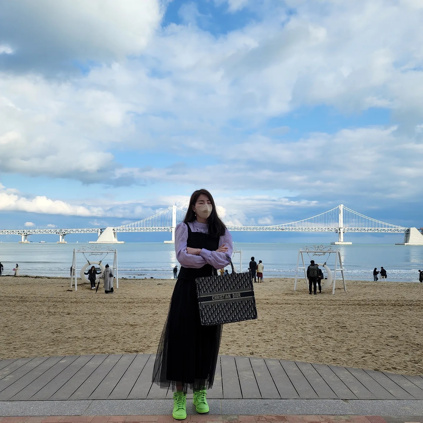 (W) Jordan 1 x Billie Eilish KO SP Lime Green, Dior Large Book Tote Blue Dior Oblique Embroidery 착용 스타일 - 2