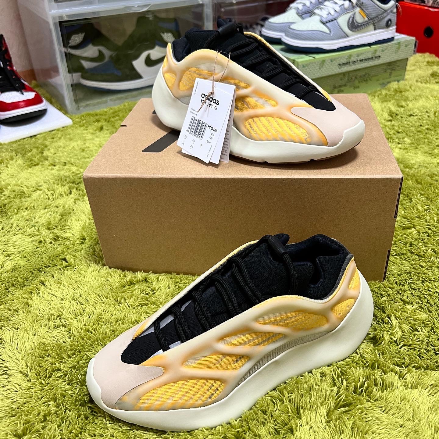 Adidas Yeezy 700 V3 Mono Safflower, Nike x Union Dunk Low Passport Pack Pistachio 착용 스타일 - 1