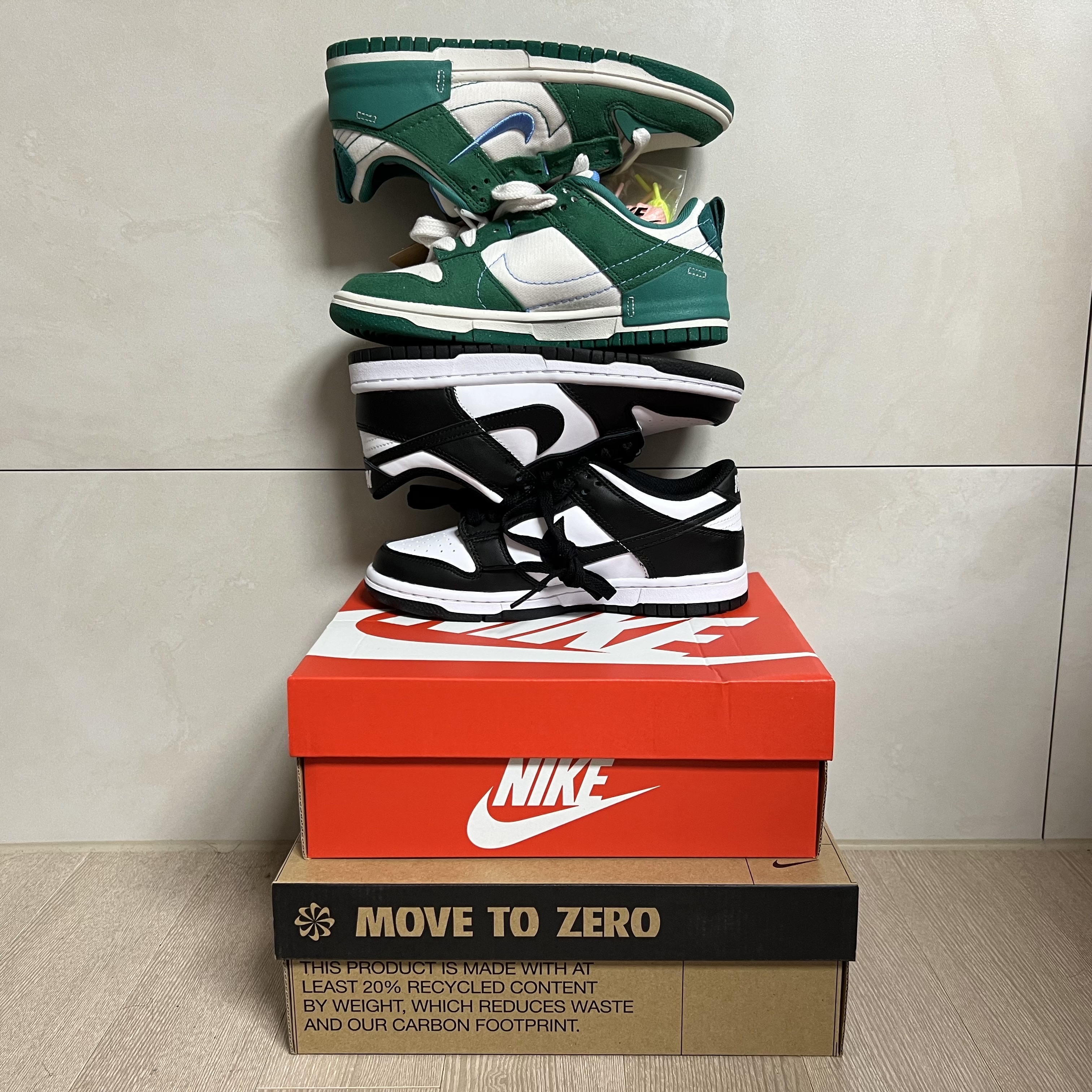 (GS) Nike Dunk Low Black, (W) Nike Dunk Low Disrupt 2 Phantom University Blue 착용 스타일 - 4