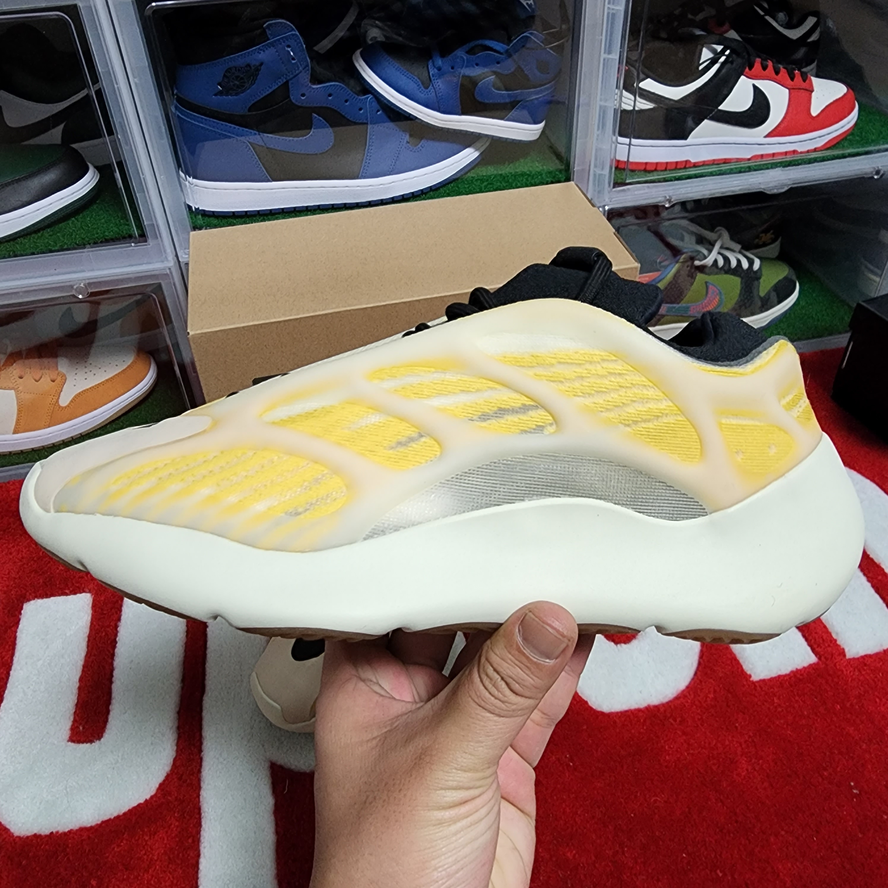 Adidas Yeezy 700 V3 Mono Safflower 착용 스타일 - 3