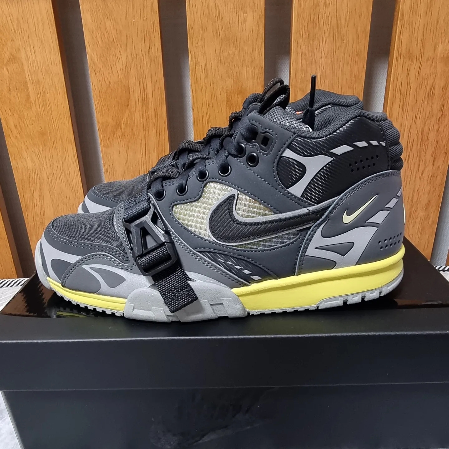 Nike Air Trainer 1 SP Dark Smoke Grey 착용 스타일