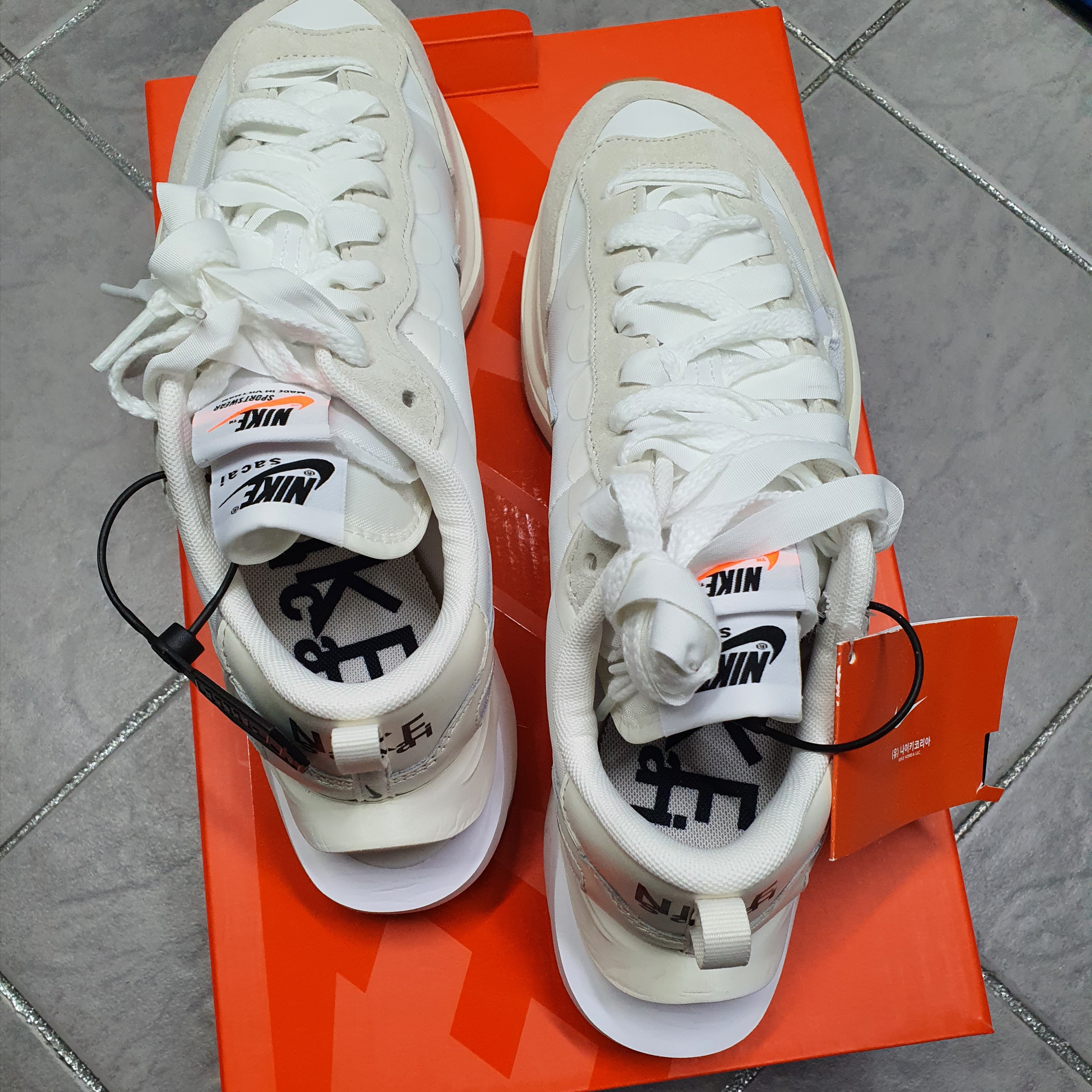 Nike x Sacai VaporWaffle White and Gum 착용 스타일 - 3