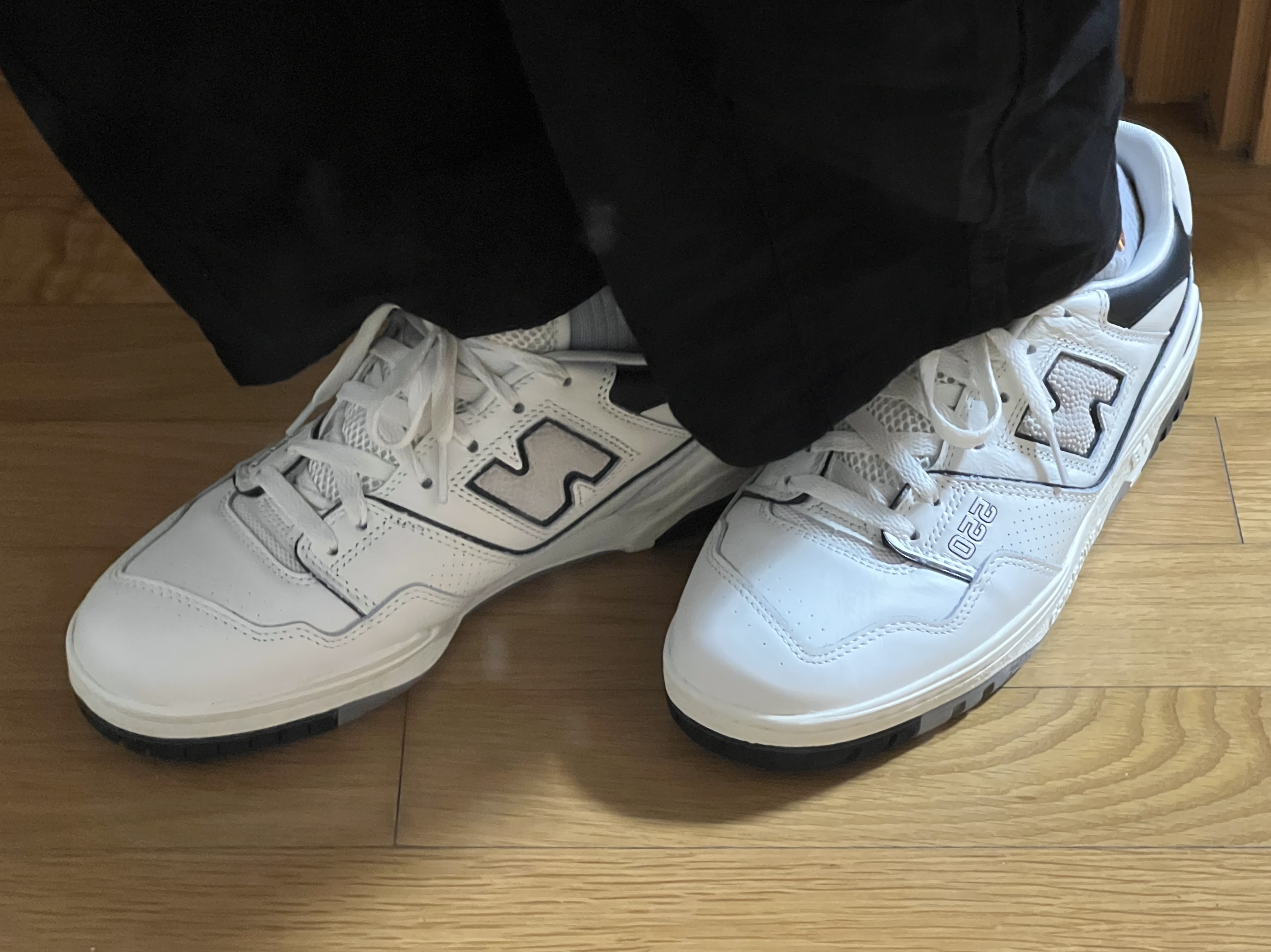 New Balance 550 White Grey - 2E Wide 착용 스타일 - 1