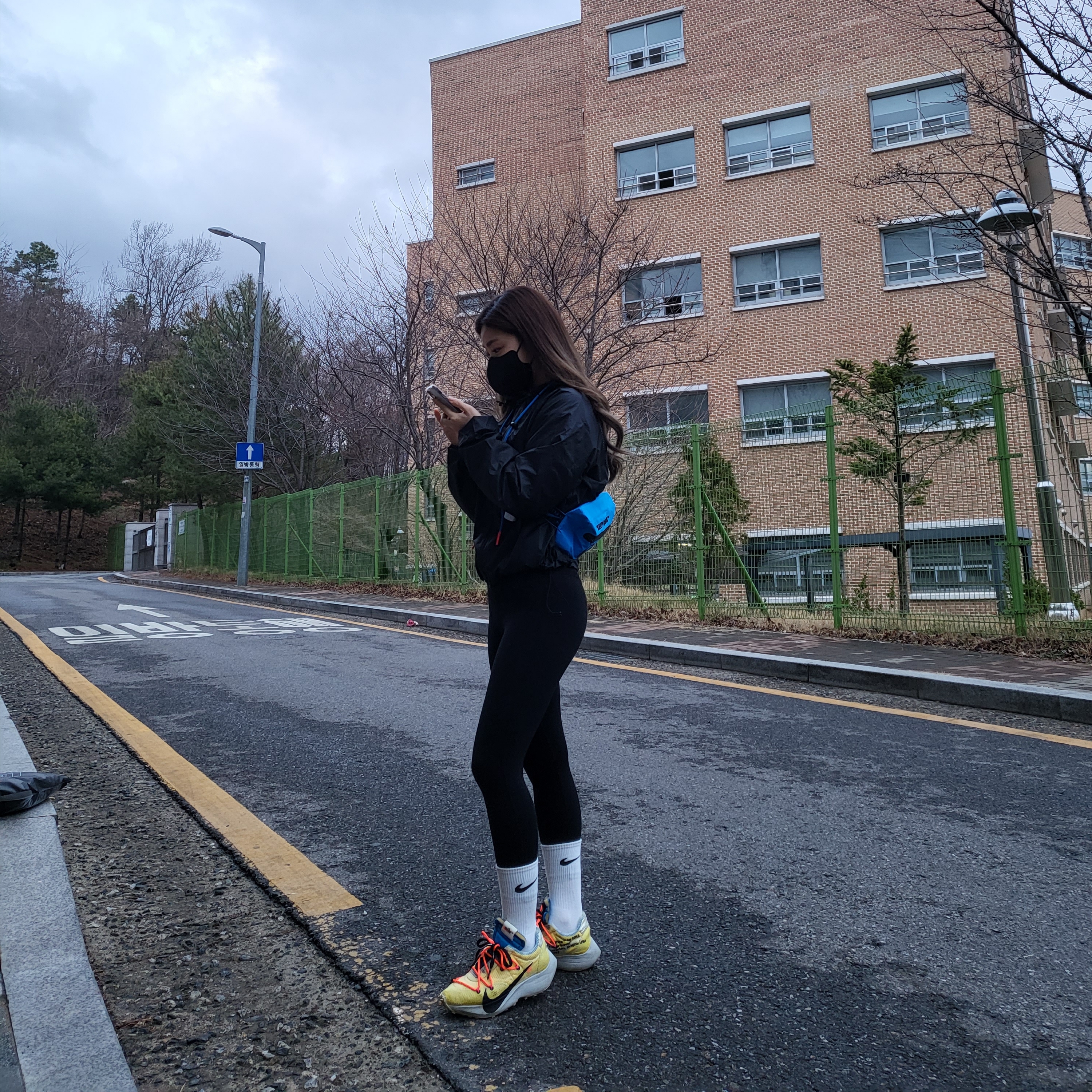(W) Nike x Off-White Vapor Street Tour Yellow, (W) Nike x Off-White NRG #1 Jacket Black 착용 스타일 - 1
