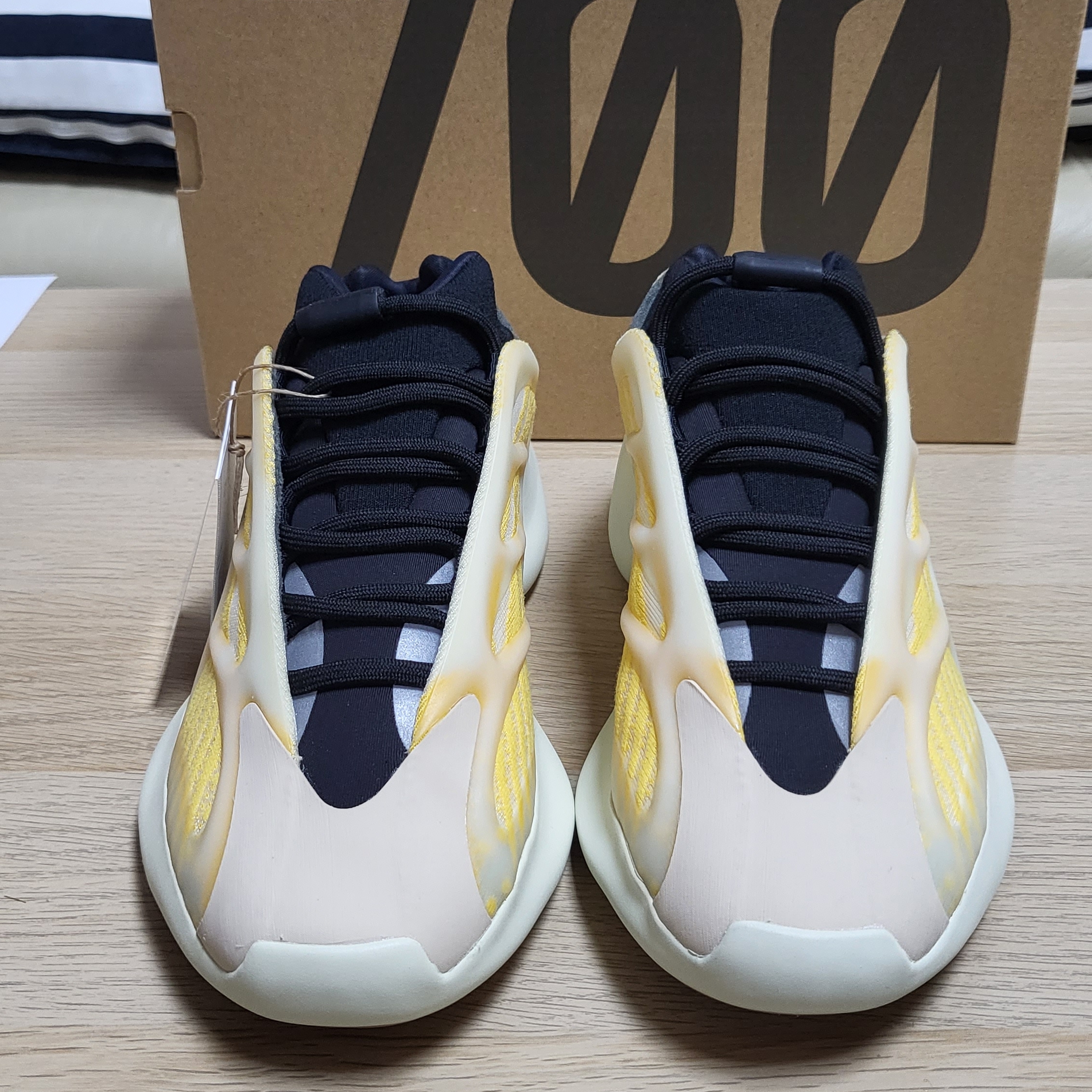 Adidas Yeezy 700 V3 Mono Safflower 착용 스타일 - 1