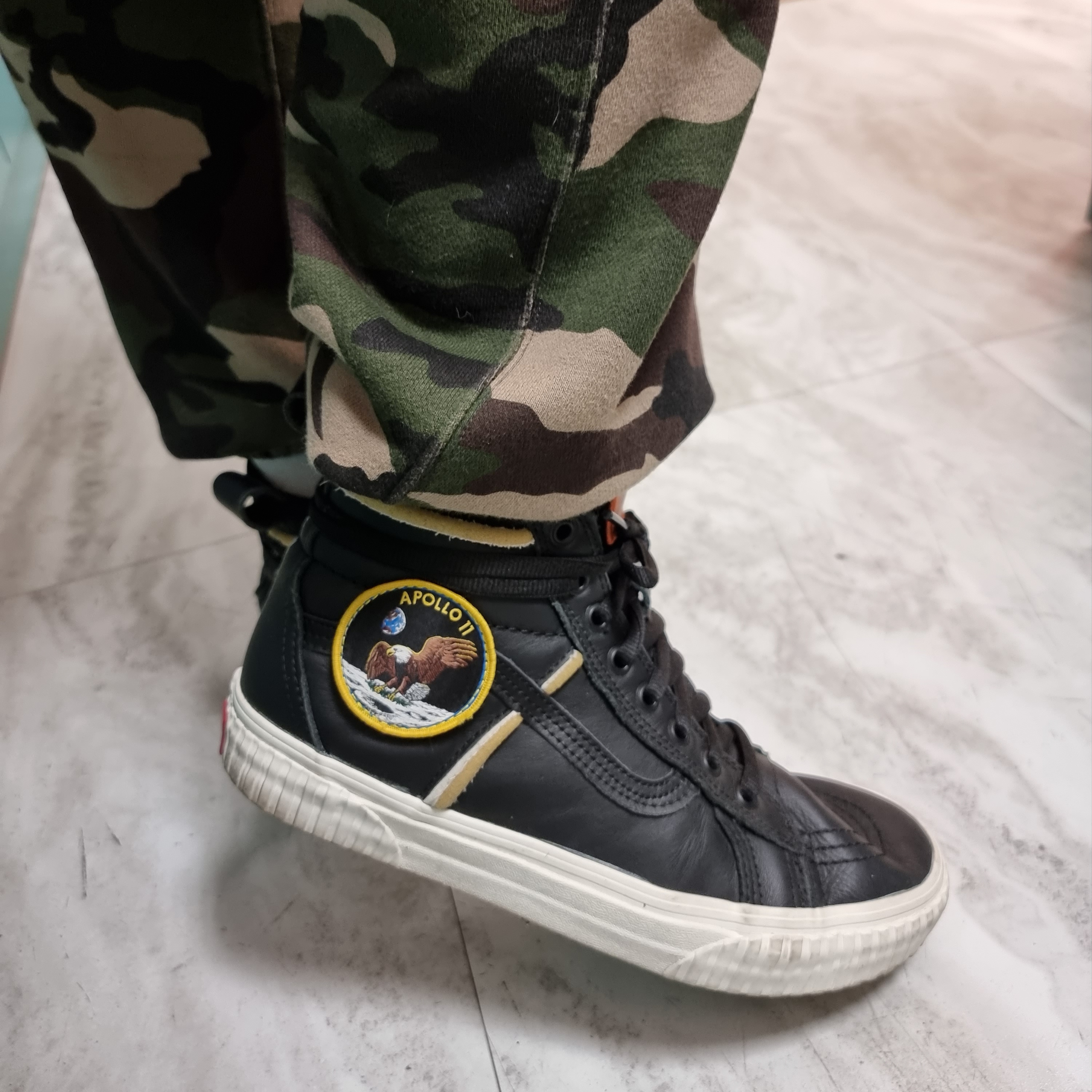 Vans x NASA Sk8-Hi 46 MTE DX Space Voyager Black 착용 스타일 - 3