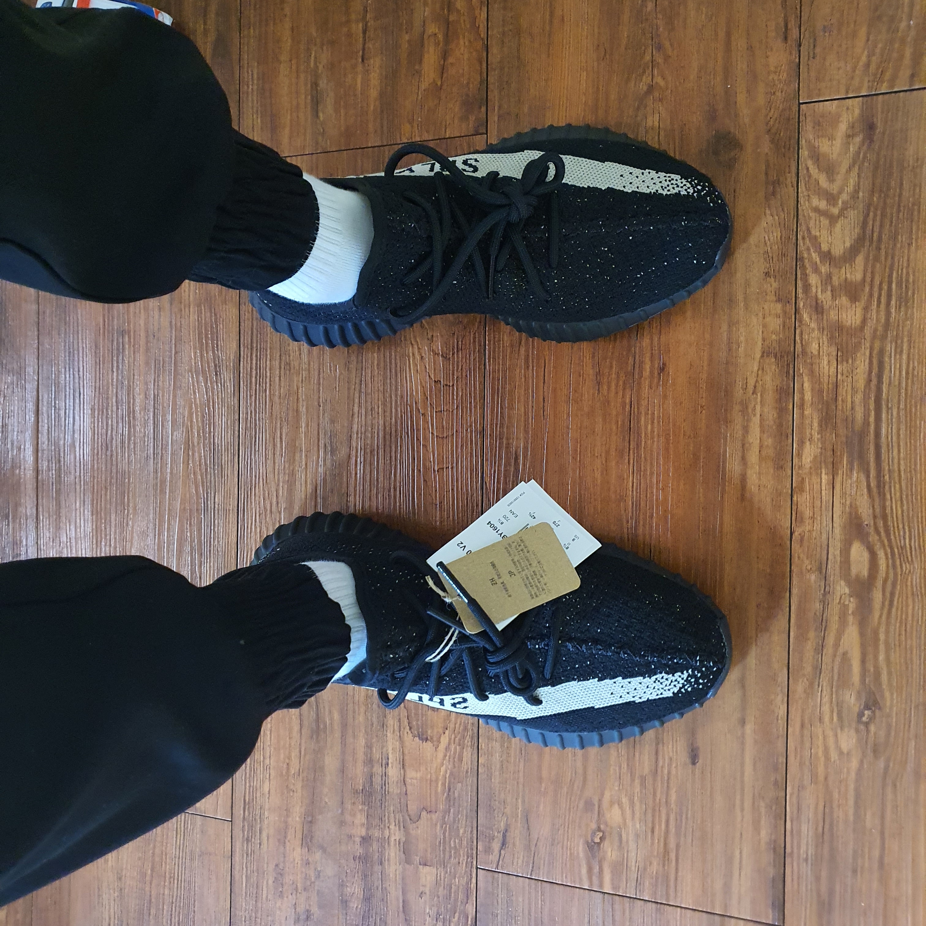 Adidas Yeezy Boost 350 V2 Core Black White 2022 착용 스타일