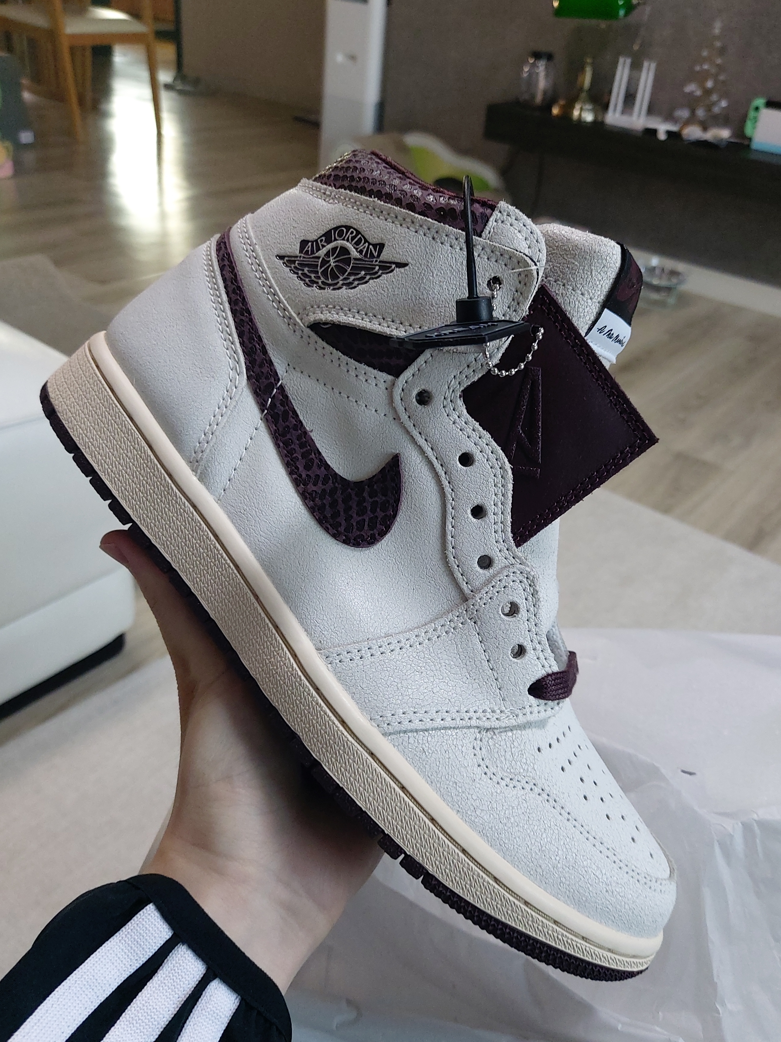 Jordan 1 x A Ma Maniere Retro High OG SP Sail and Burgundy 착용 스타일