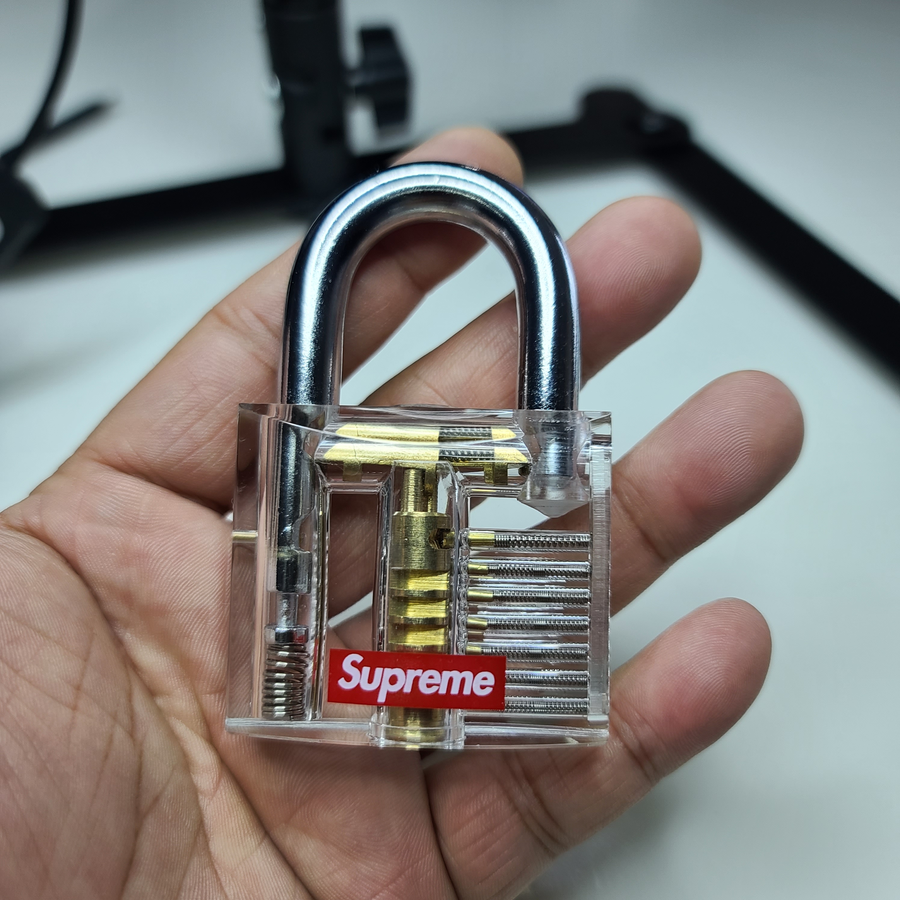 Supreme Transparent Lock - 20SS 착용 스타일 - 3