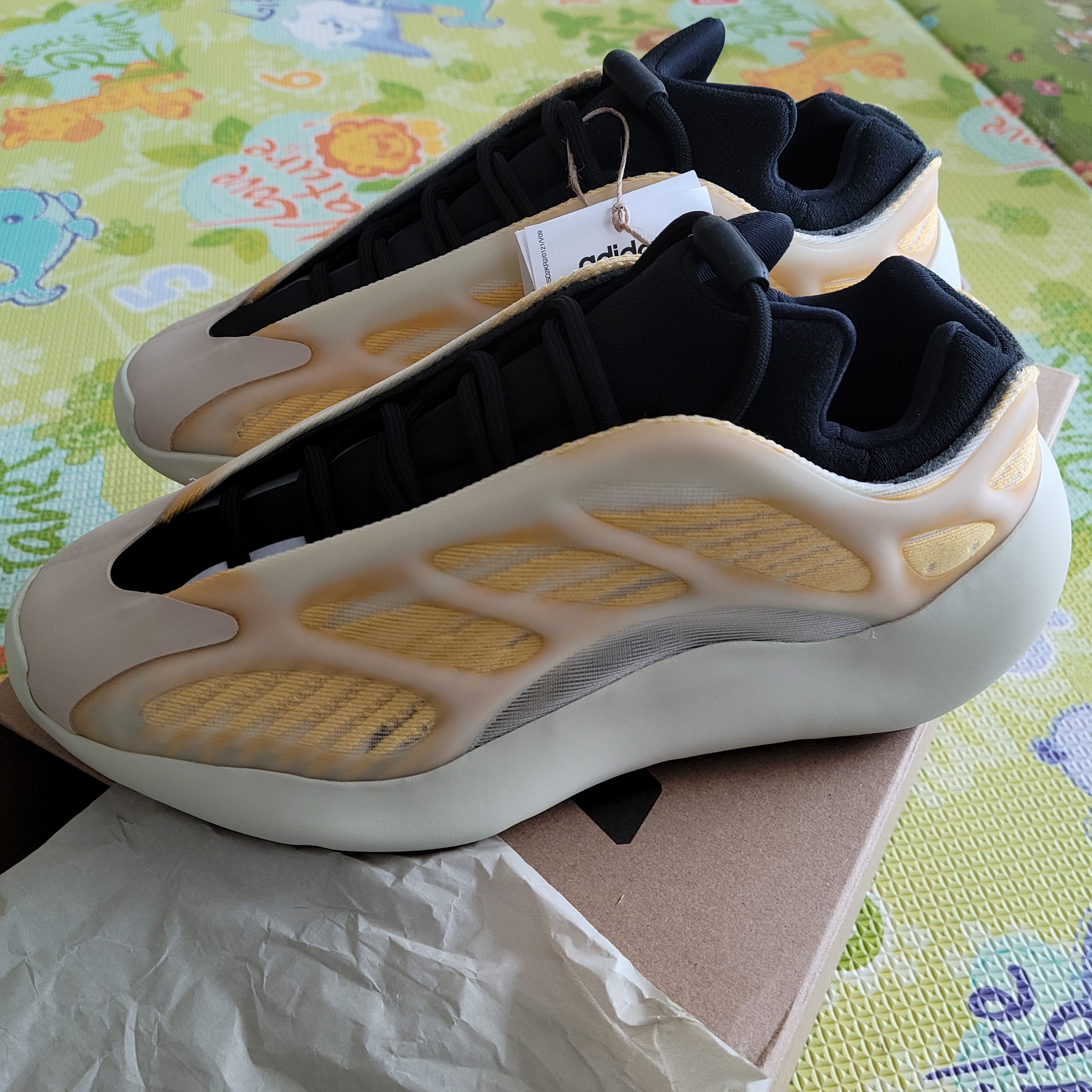 Adidas Yeezy 700 V3 Mono Safflower 착용 스타일