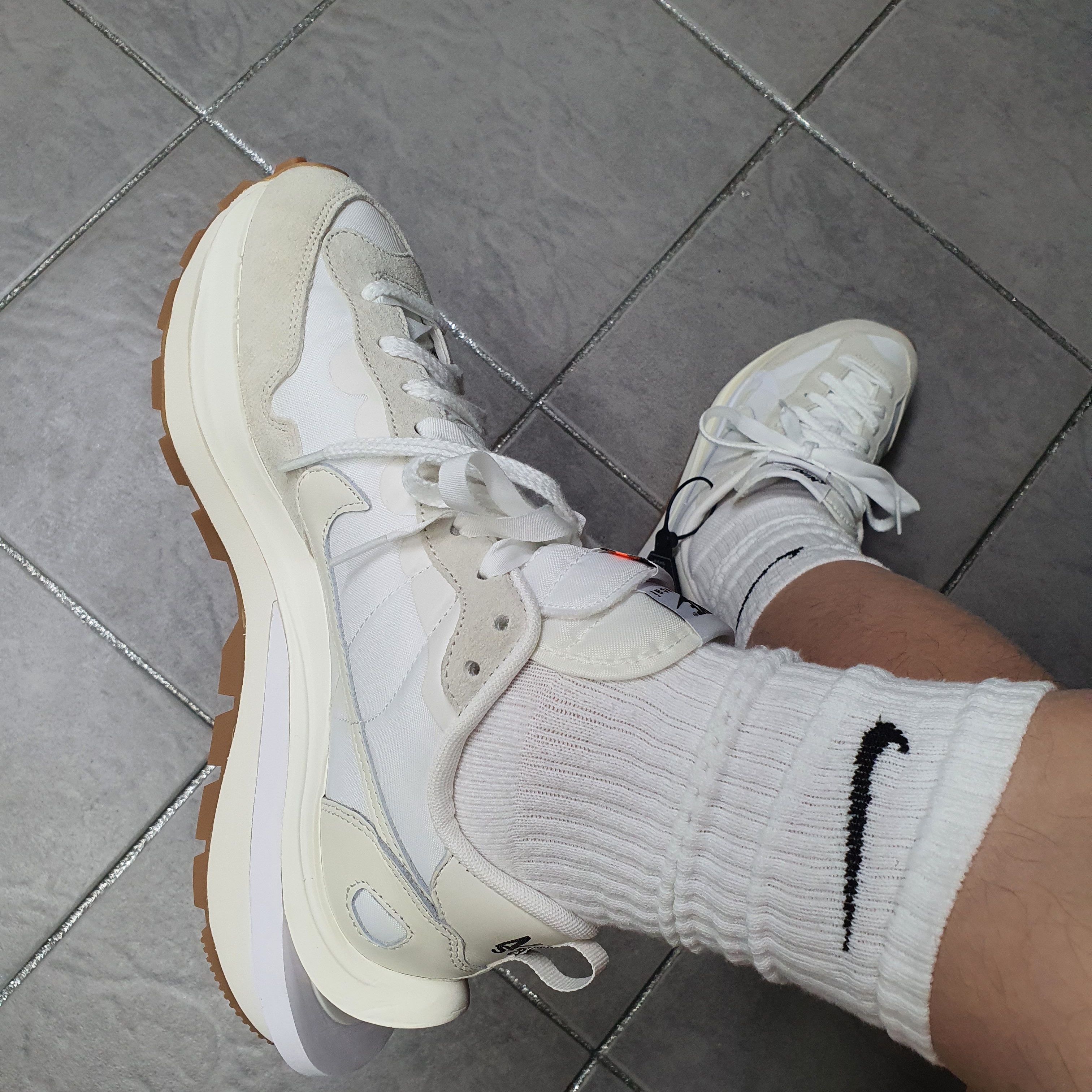 Nike x Sacai VaporWaffle White and Gum 착용 스타일 - 2