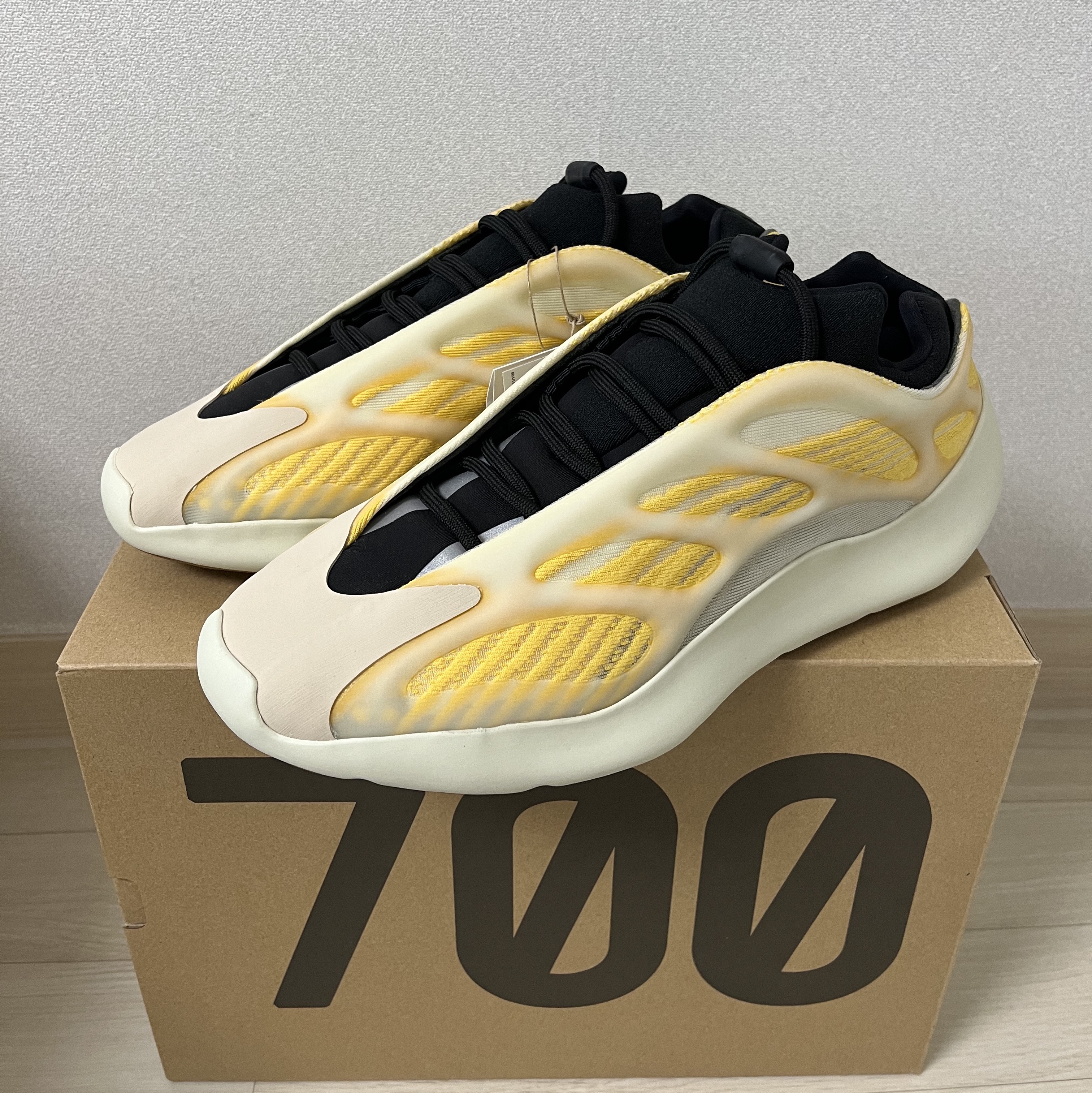 Adidas Yeezy 700 V3 Mono Safflower 착용 스타일 - 1