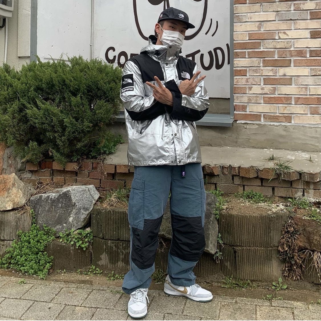 Supreme x The North Face Metallic Mountain Parka Silver - 18SS, Nike x Sean Cliver SB Dunk Low Holiday Special 착용 스타일 - 1
