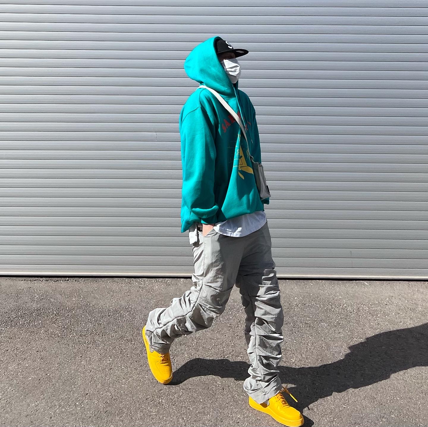 Nike x Off-White Air Force 1 '07 University Gold, Supreme Velvet S Logo 6-Panel Cap Black - 20FW 착용 스타일 - 1