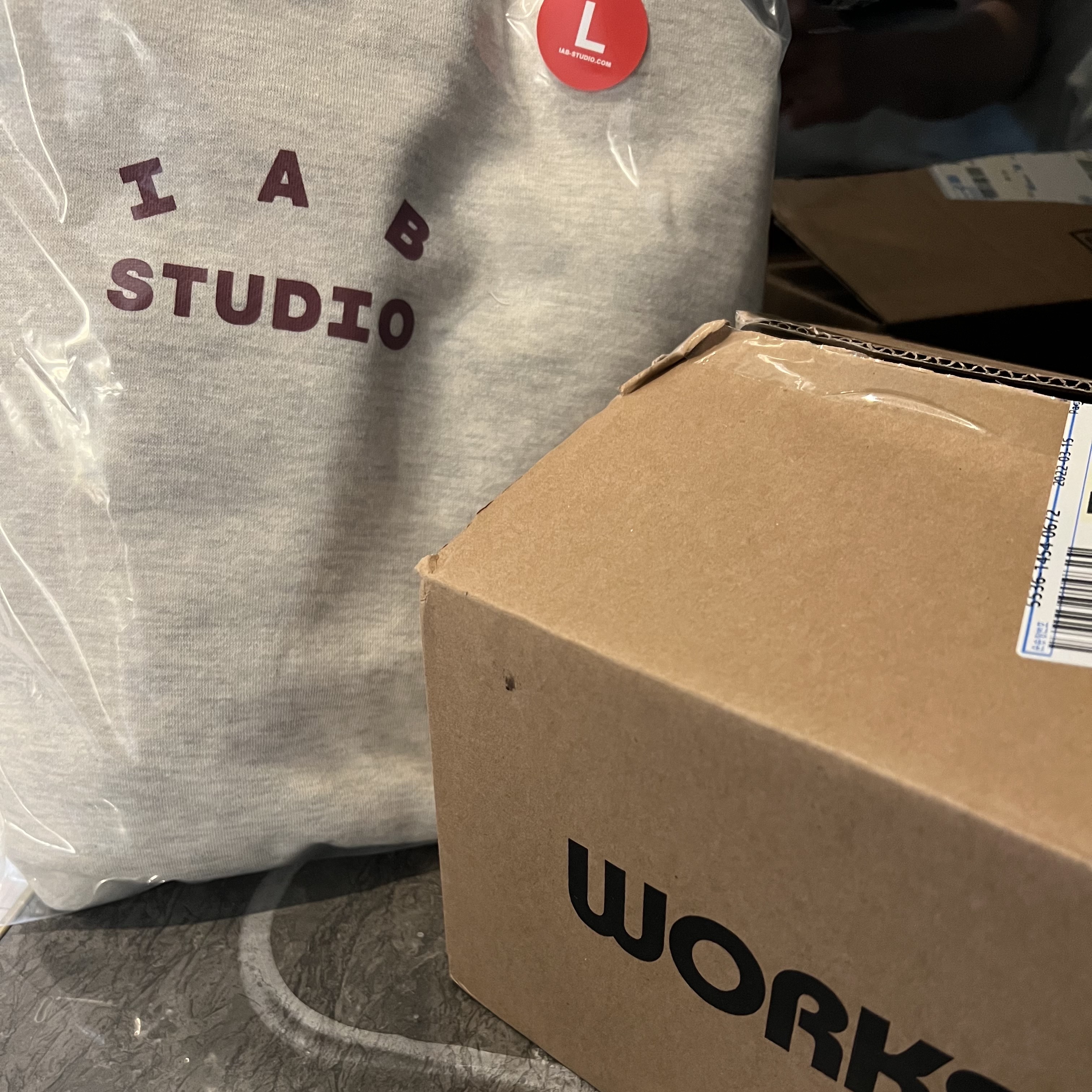 IAB Studio Hoodie Oatmeal Burgundy 착용 스타일