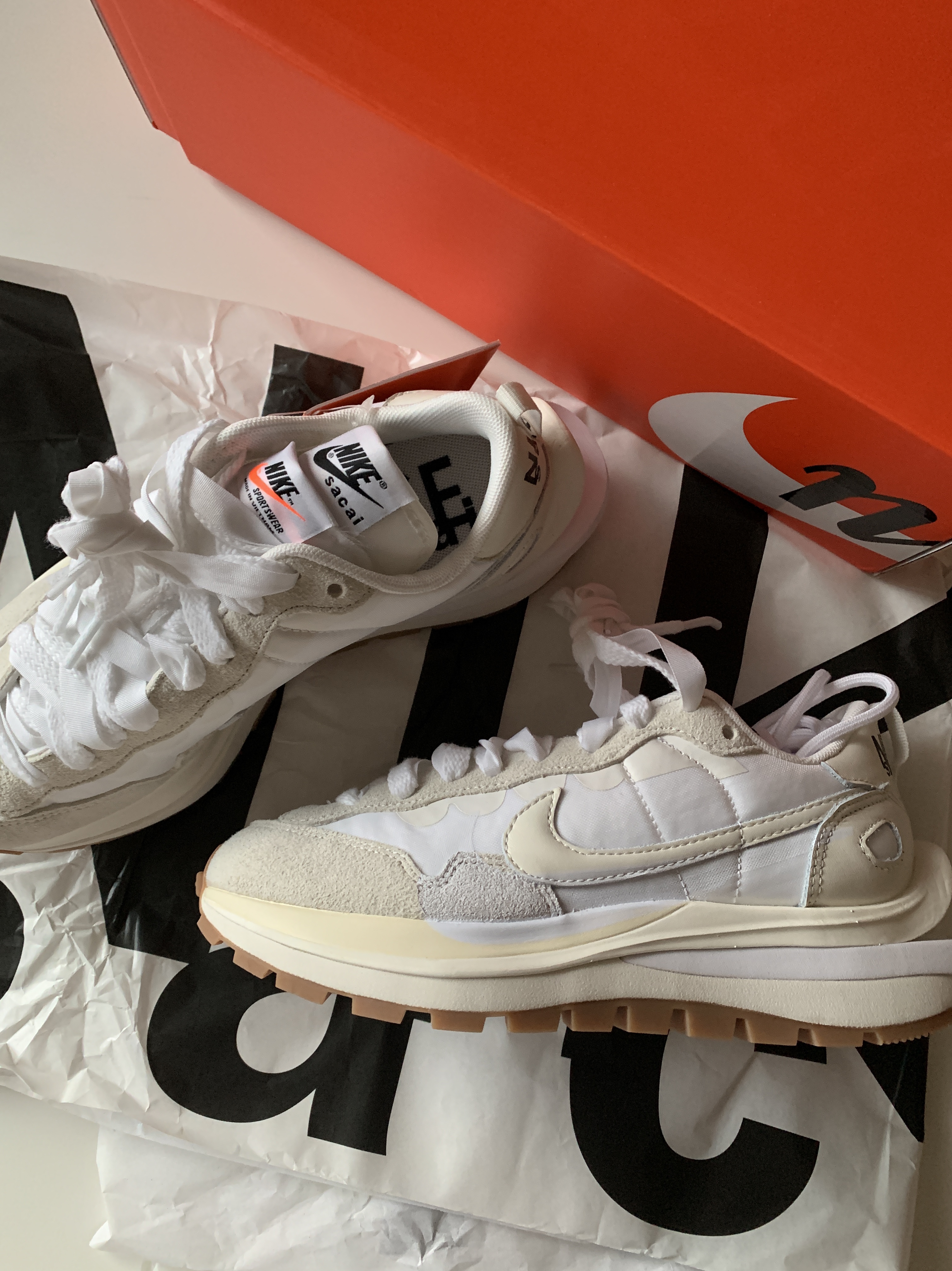 Nike x Sacai VaporWaffle White and Gum 착용 스타일 - 2