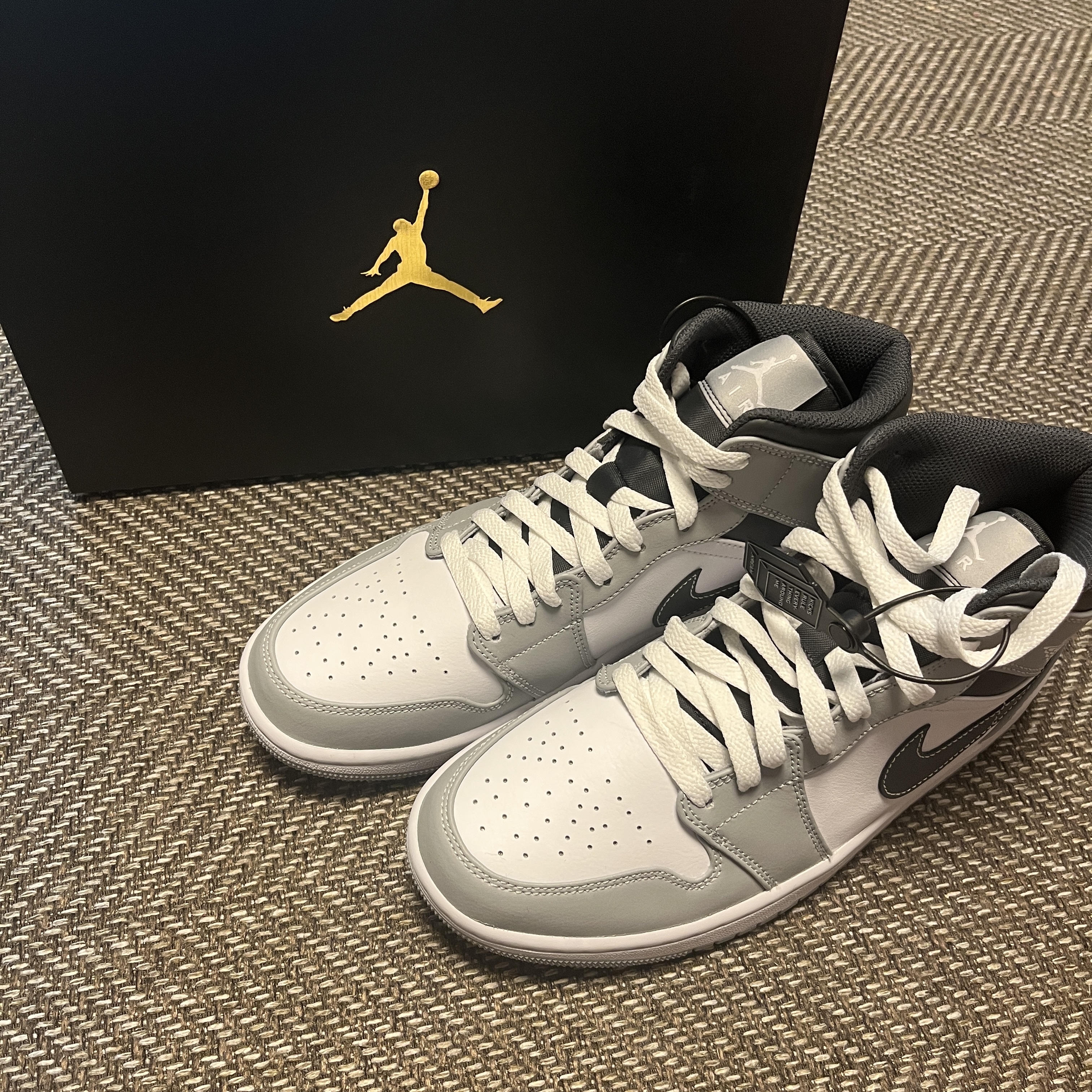Jordan 1 Mid Light Smoke Grey Anthracite 착용 스타일 - 2