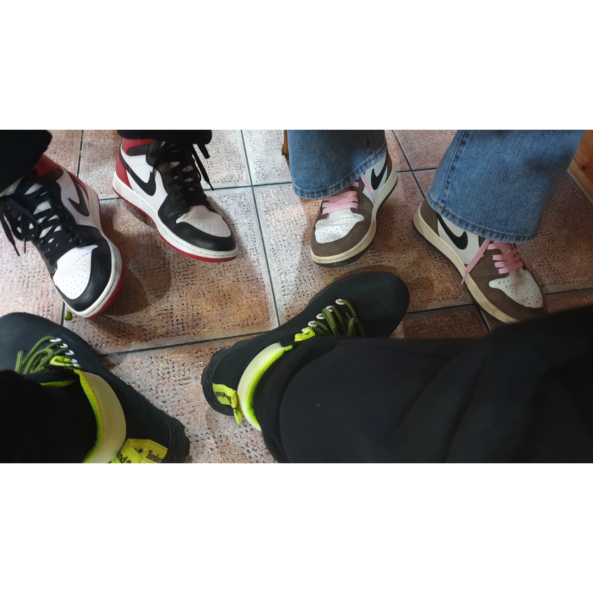 Jordan 1 Retro Black Toe 2013, Jordan 1 x Travis Scott Retro High OG SP Mocha 착용 스타일