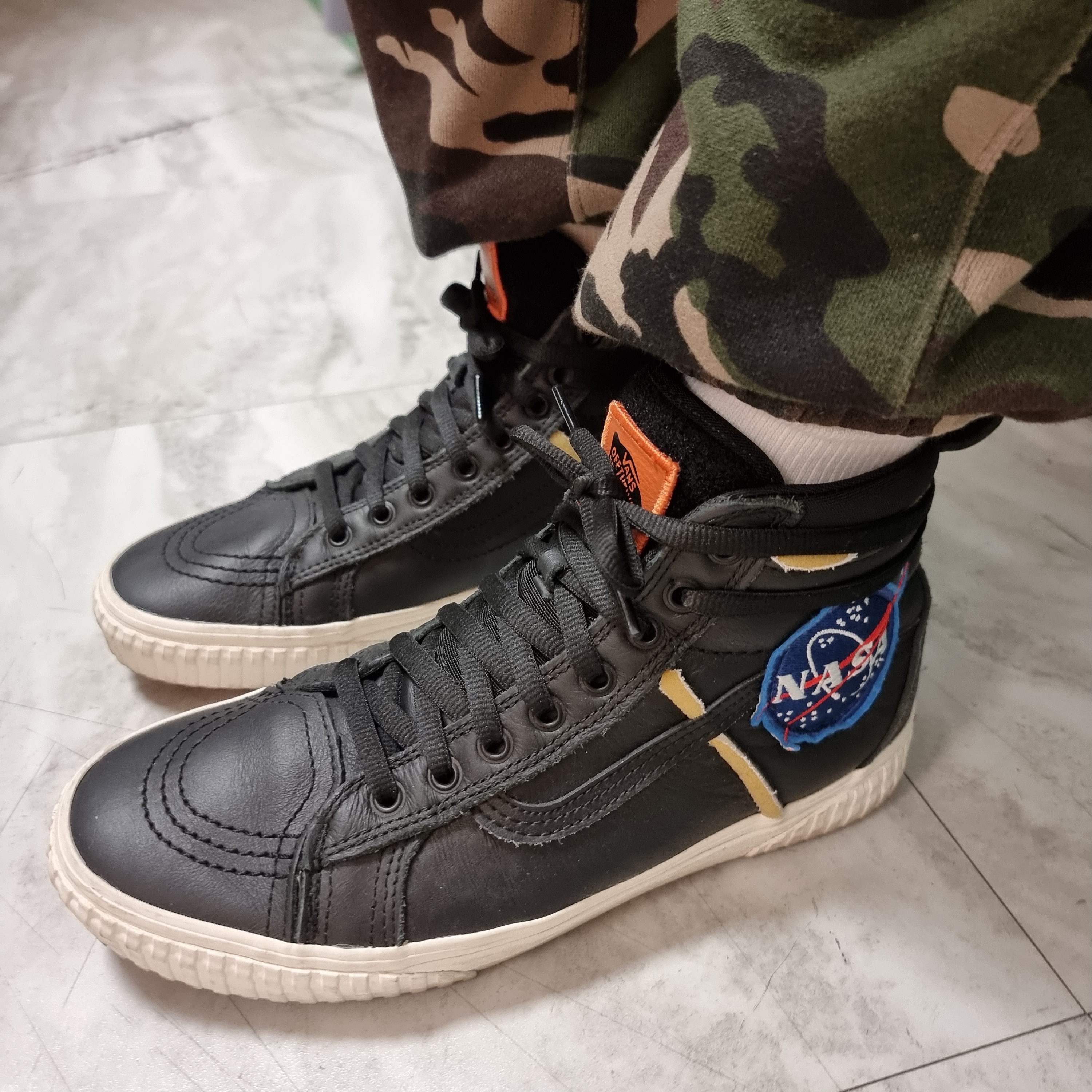 Vans x NASA Sk8-Hi 46 MTE DX Space Voyager Black 착용 스타일 - 2