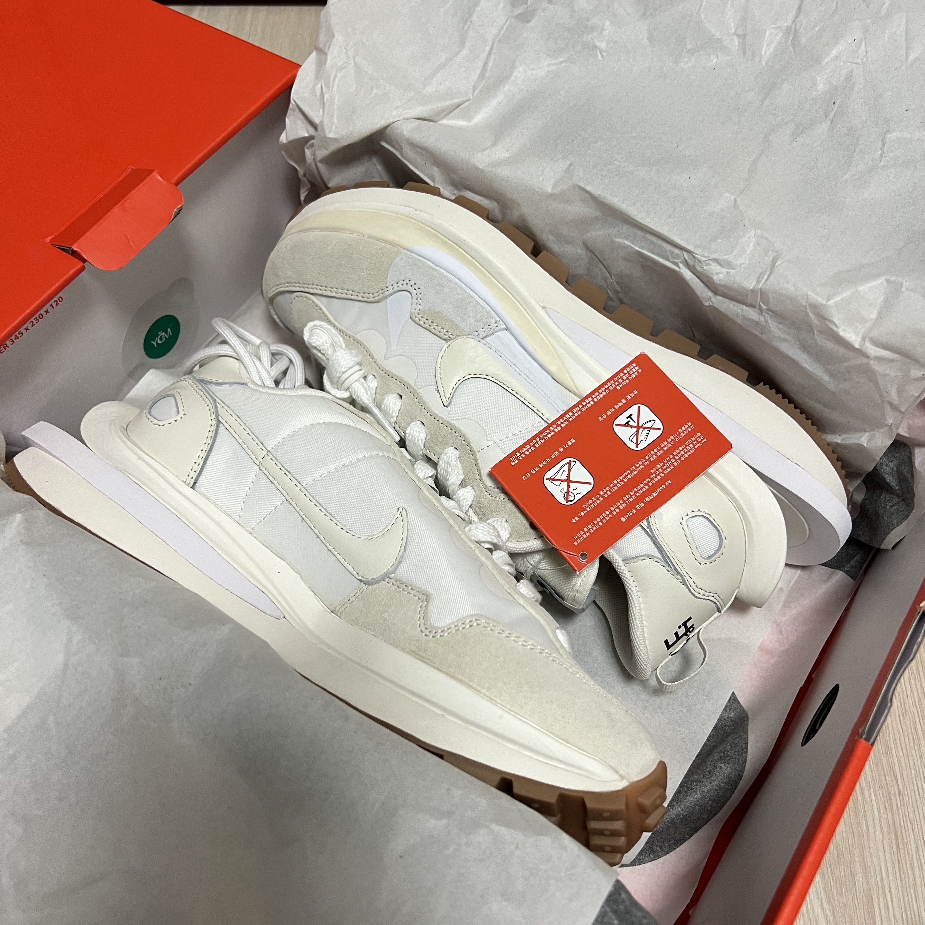 Nike x Sacai VaporWaffle White and Gum 착용 스타일 - 2