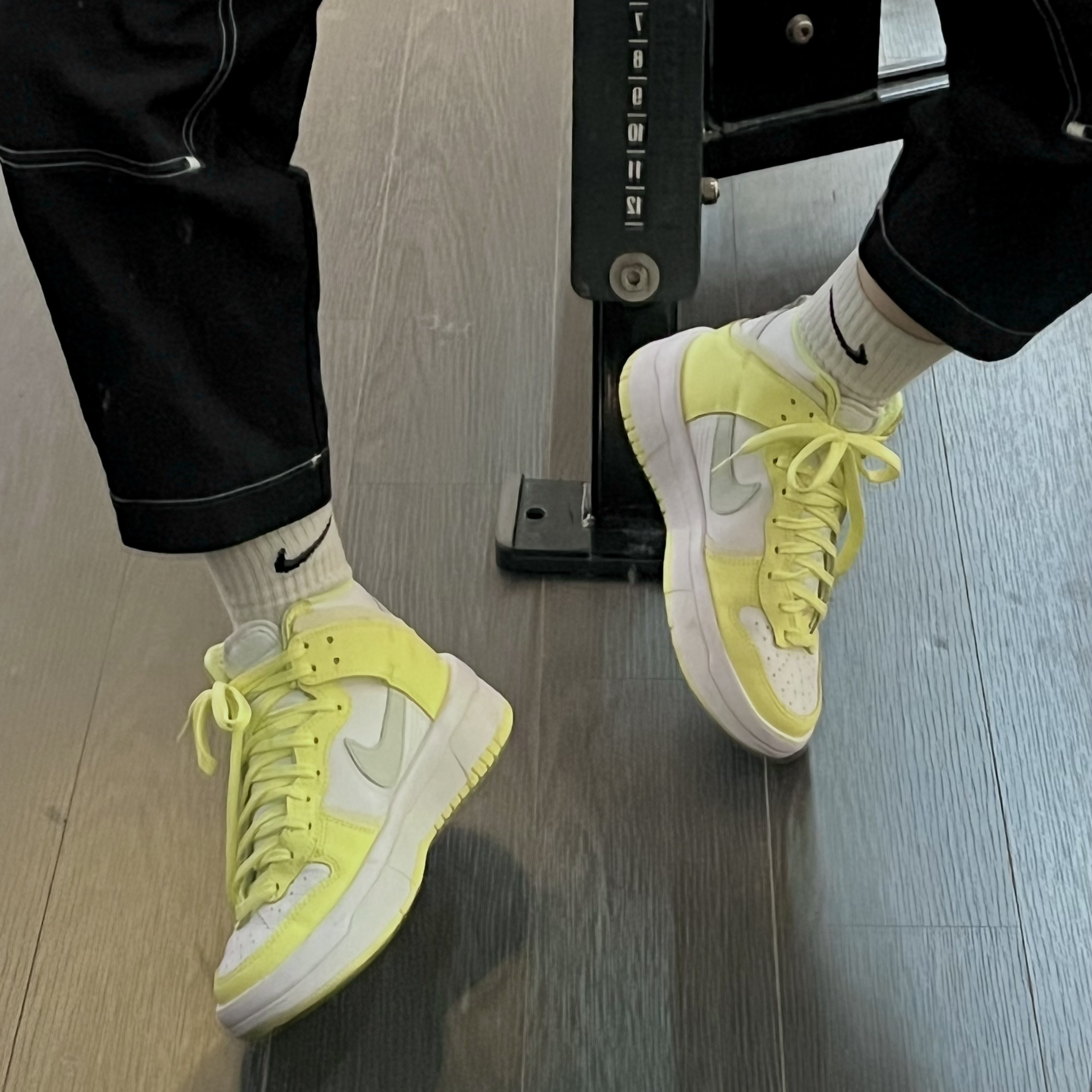 (W) Nike Dunk High Up Citron Tint 착용 스타일 - 2