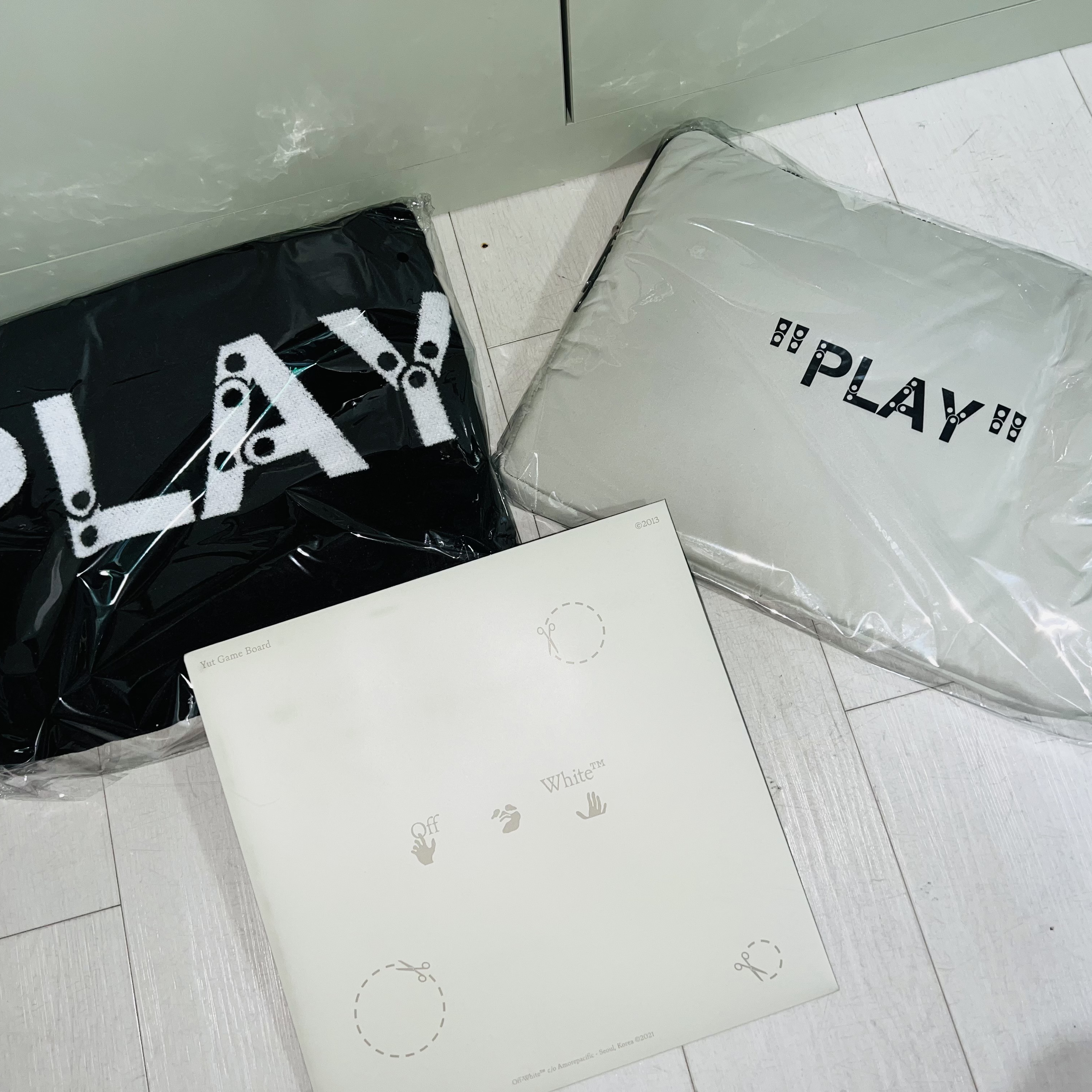 Off-White x Amore Pacific Play Kit 착용 스타일 - 1